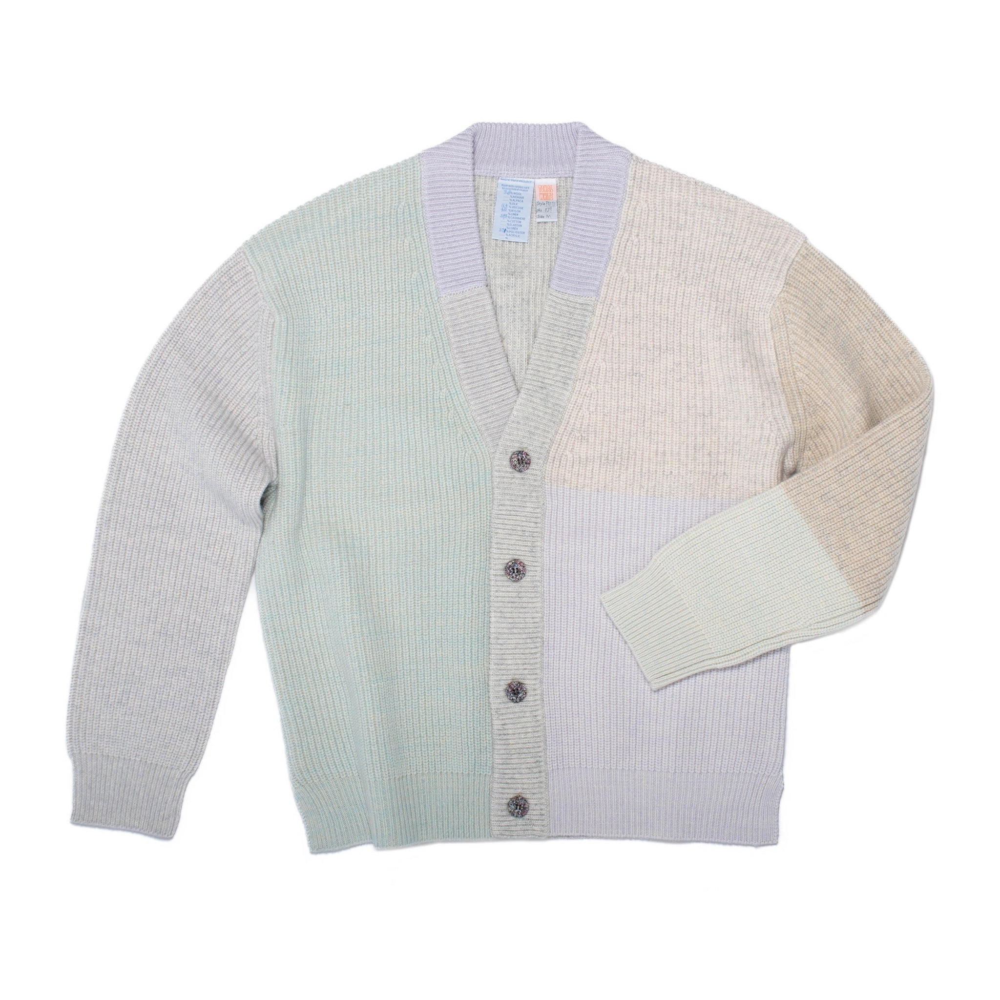 Cardigan tricoté taille M. PATTI est un cardigan à col en V avec une large patte de boutonnage façon patchwork.
Sa coupe droite et décontractée présente des épaules tombantes et des fentes sur les coutures latérales. Les boutons sont fabriqués à partir de plastique recyclé.
Le modèle est défini, mais les couleurs et le fil sont choisis par la roue de la fortune WYP, ce qui rend chaque pièce véritablement unique au monde.