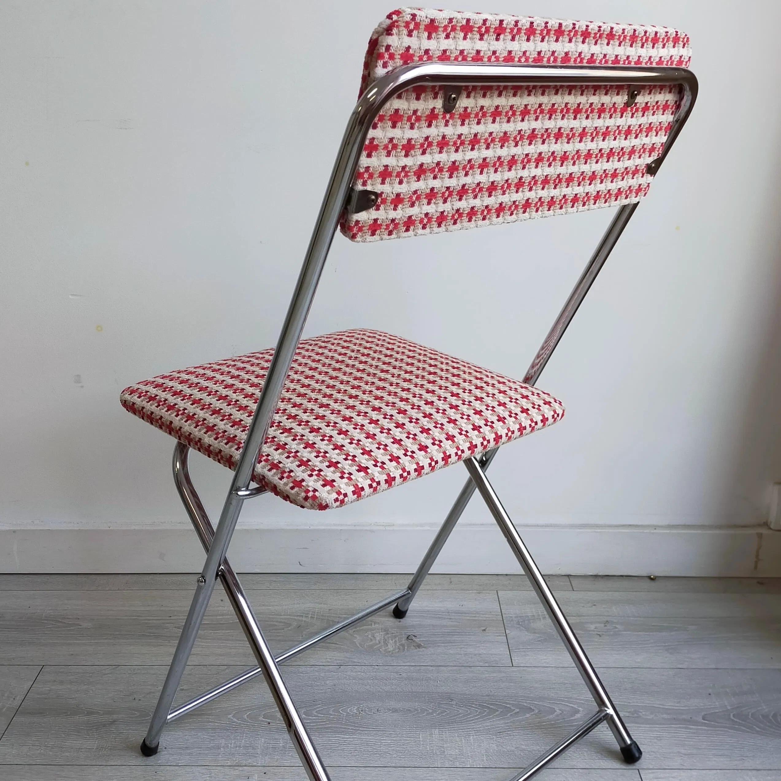 Chaise pliante soigneusement chinée