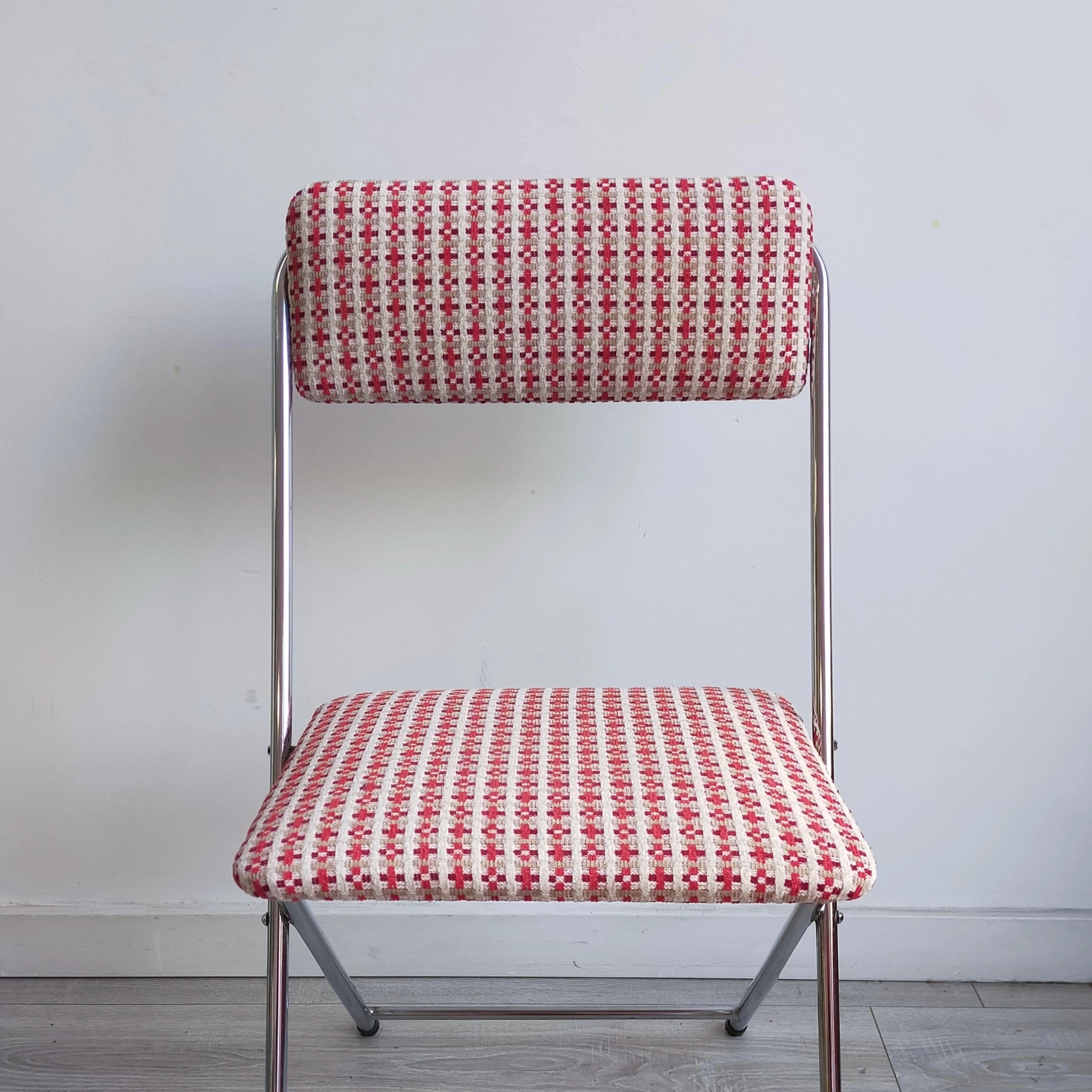 Chaise pliante soigneusement chinée