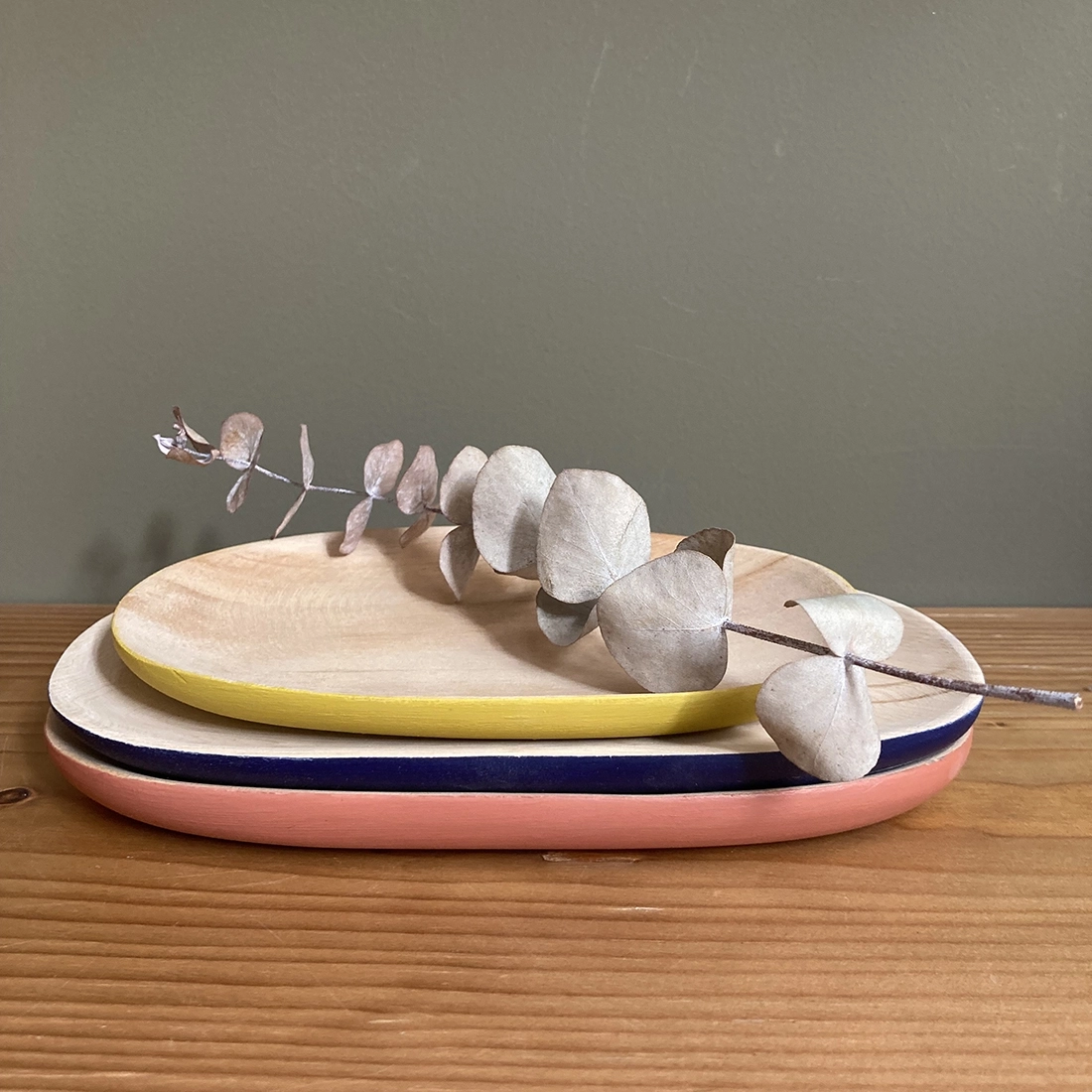 Ces assiettes de forme ovale sont réalisées à la main à partir de bois de cèdre, et peintes par nos soins dans notre atelier.
Matière : Cèdre
Couleur : 20 couleurs disponibles dans notre nuancier (à ecrire dans les notes)
Dimensions :
17x12cm
21x12cm