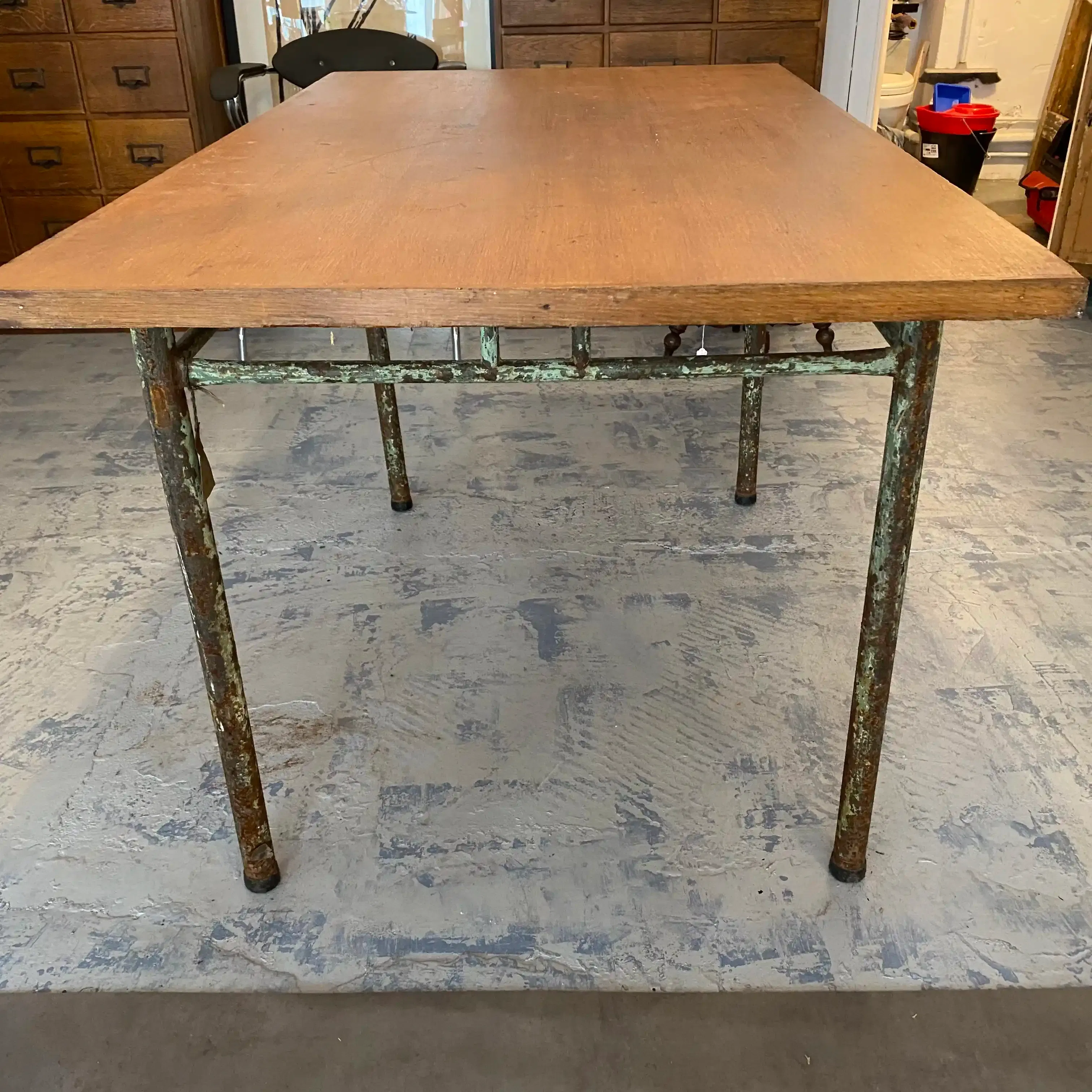 Table dans l'esprit Le Corbusier années 50