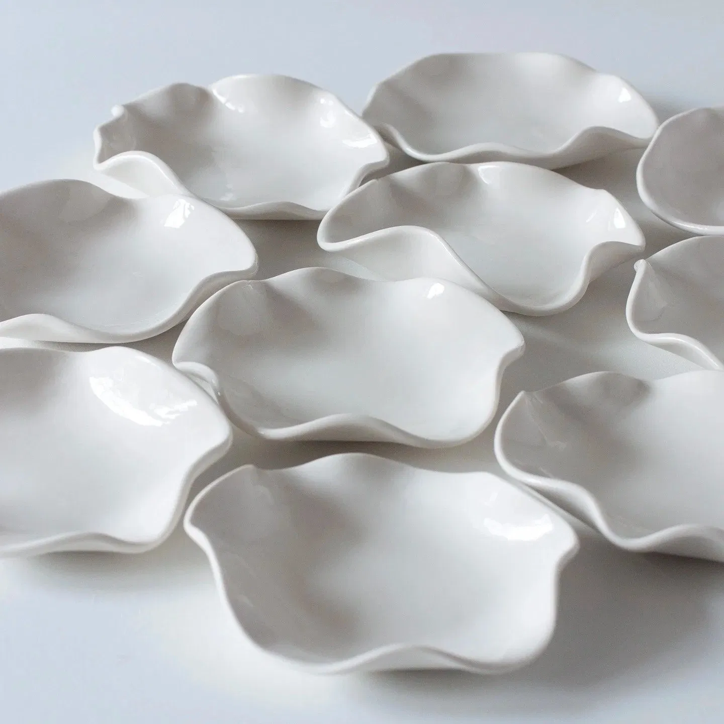 Coupelle en porcelaine blanche rêvée pour accueillir de précieux petits bijoux la nuit ou des fantaisies le jour.
Diamètre : 10 cm. Intérieur émail brillant. Extérieur mat. Forme aléatoire