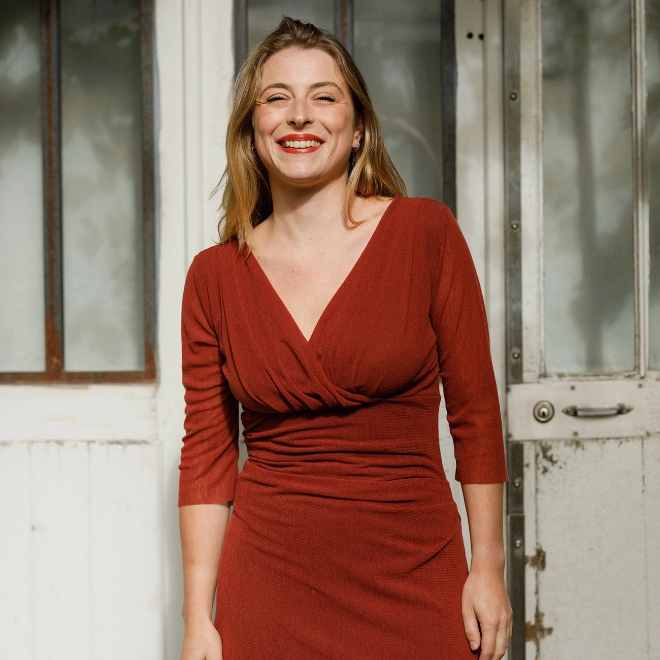 La Robe Noëmie avec une résille ajourée et stretch. Entèrement doublée avec un jersey viscose