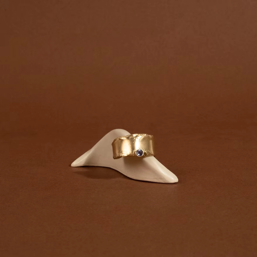 La bague SUMERIA est un large anneau réglable où la texture réticulée, à chaque fois différente selon la pièce, rappelle les plus beaux bijoux antiques. En son centre, deux pierres fines de tailles différentes.
Taille à indiquer dans l'ordre.
Les bijoux Atelier Nicol sont entièrement fabriqués en laiton (sans nickel, non allergène), puis recouverts d'un bain d'or. Le placage trois microns permet à chaque pièce de pouvoir vous accompagner au quotidien et de durer dans le temps. Les bijoux plaqué argent sont, quant à eux, recouvert d'un bain d'argent de dix microns.