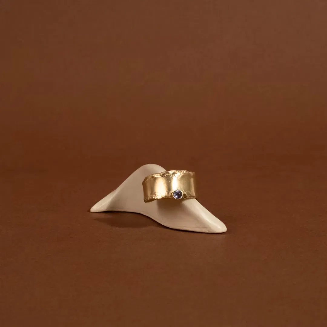 La bague SUMERIA est un large anneau réglable où la texture réticulée, à chaque fois différente selon la pièce, rappelle les plus beaux bijoux antiques. En son centre, deux pierres fines de tailles différentes.
Taille à indiquer dans l'ordre.
Les bijoux Atelier Nicol sont entièrement fabriqués en laiton (sans nickel, non allergène), puis recouverts d'un bain d'or. Le placage trois microns permet à chaque pièce de pouvoir vous accompagner au quotidien et de durer dans le temps. Les bijoux plaqué argent sont, quant à eux, recouvert d'un bain d'argent de dix microns.