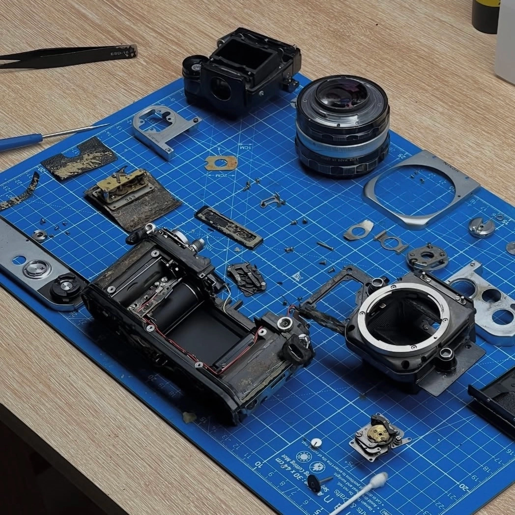 Votre matériel photo argentique a besoin de réparation ?
Demandez dès maintenant votre devis de réparation personnalisé pour restaurer votre appareil photo argentique bien-aimé.