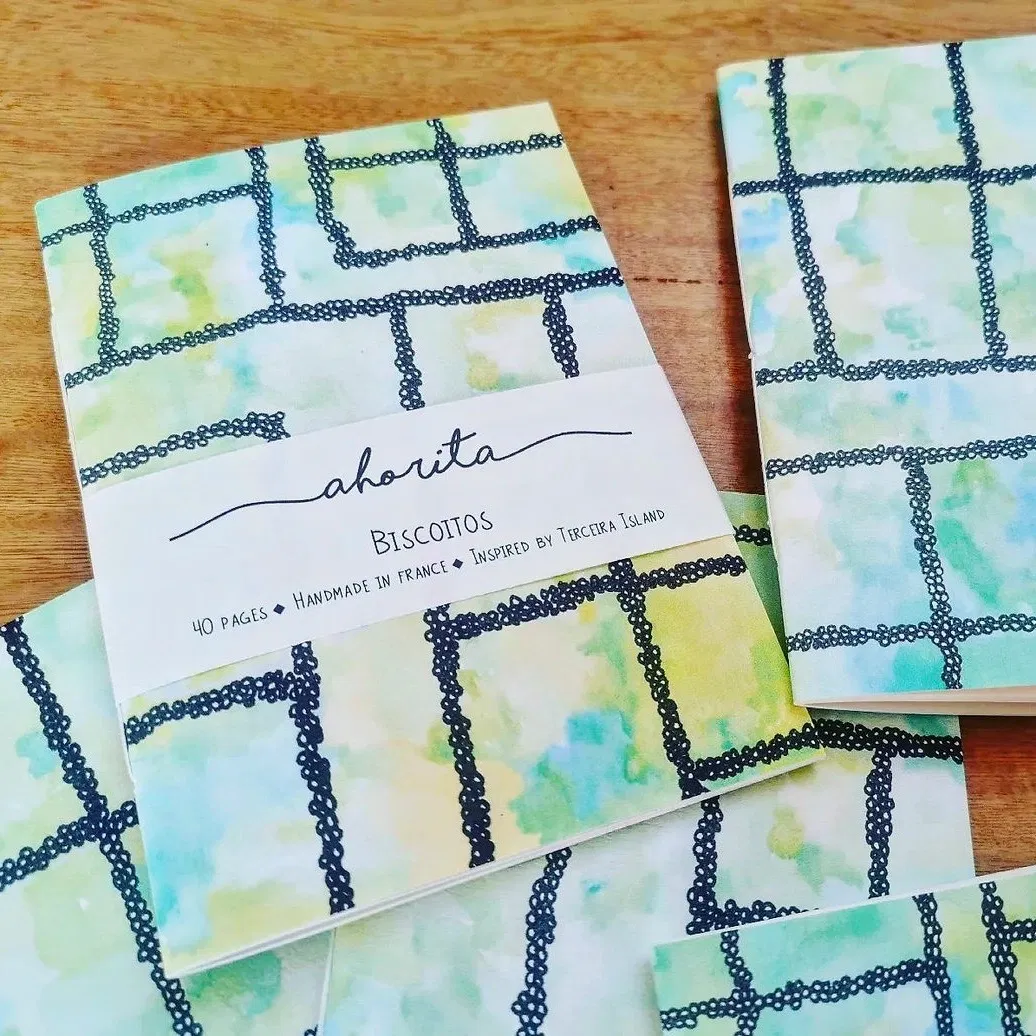 Un petit carnet à toujours avoir dans son sac.
Format A6
Carnet comprenant 40 pages vierges, reliure cousue au fil, couverture souple imprimée avec llustration originale inspirée des îles des Açores et de ses murets en pierre qu'on trouve notamment autour du village de Biscoitos.