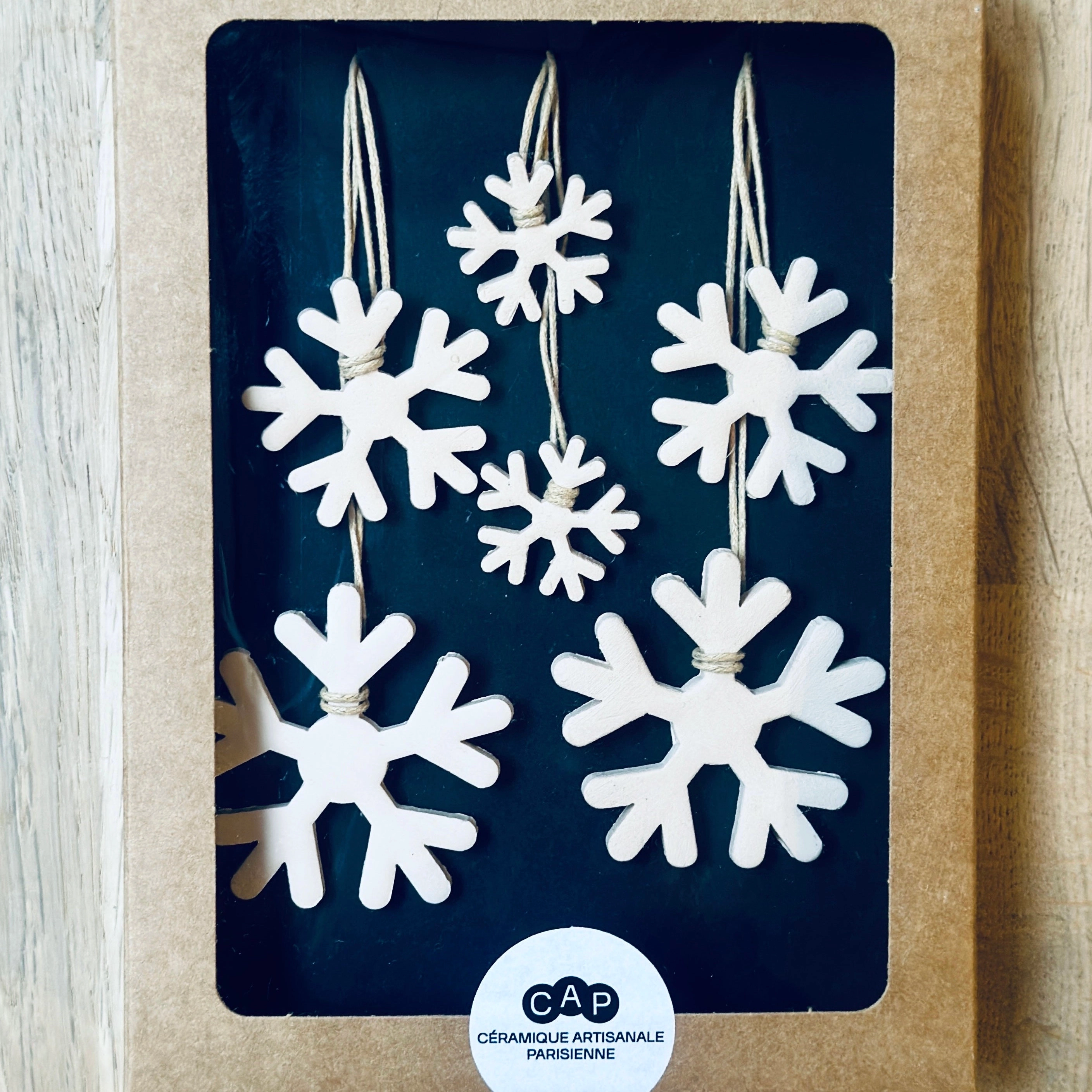 6 Pendentifs Flocons pour sapin de Noël. Fabriqués à la main en faïence, à Paris. Bruts non emaillés. 3 tailles . Ficelle résistante en coton ciré. CAP Céramique Artisanale Parisienne