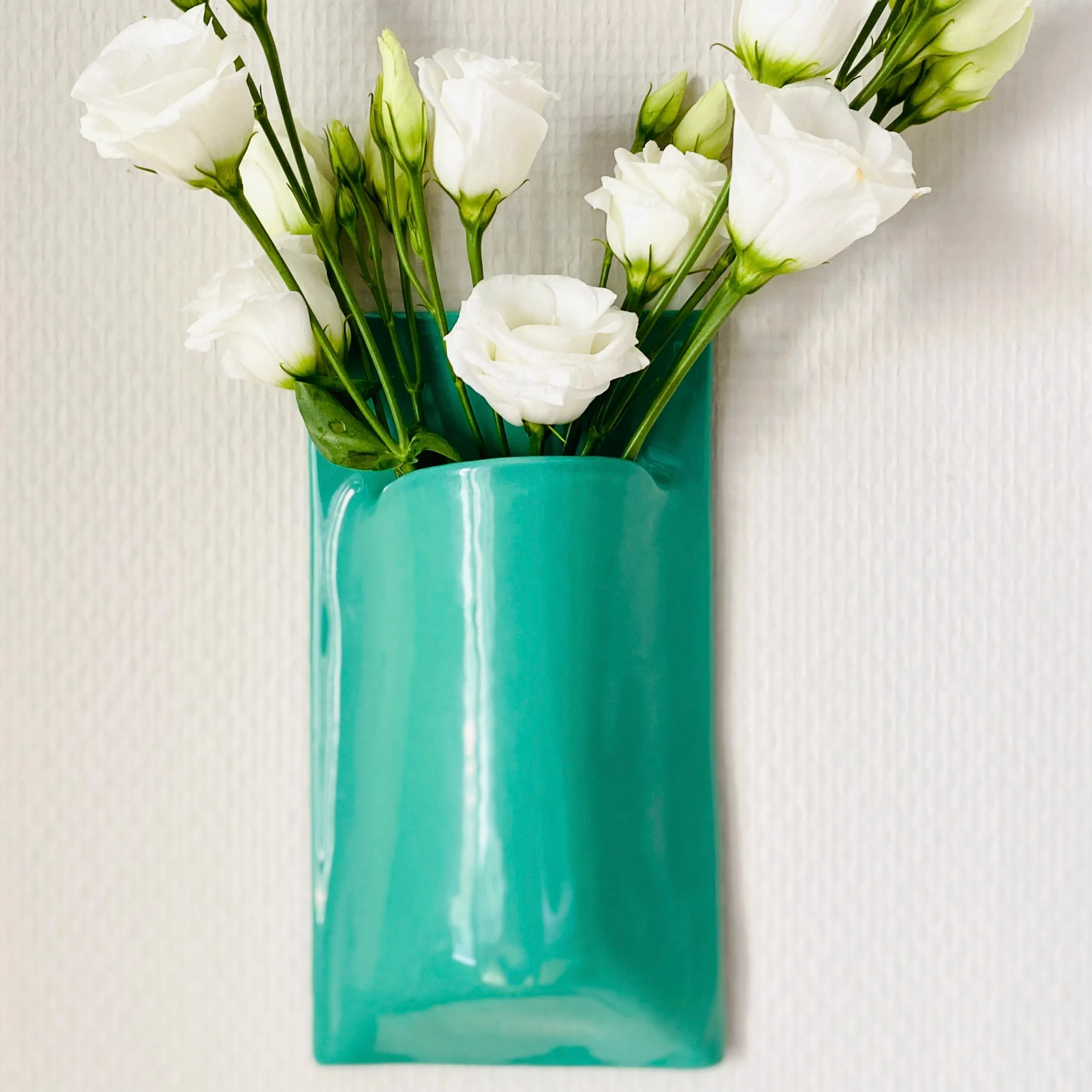 Vase mural en faience, fabriqué à la main à Paris. Émaille vert pop. Environ 19x10x4 cm. Dispo sur commande dans la couleur de votre choix. CAP Céramique Artisanale Parisienne.