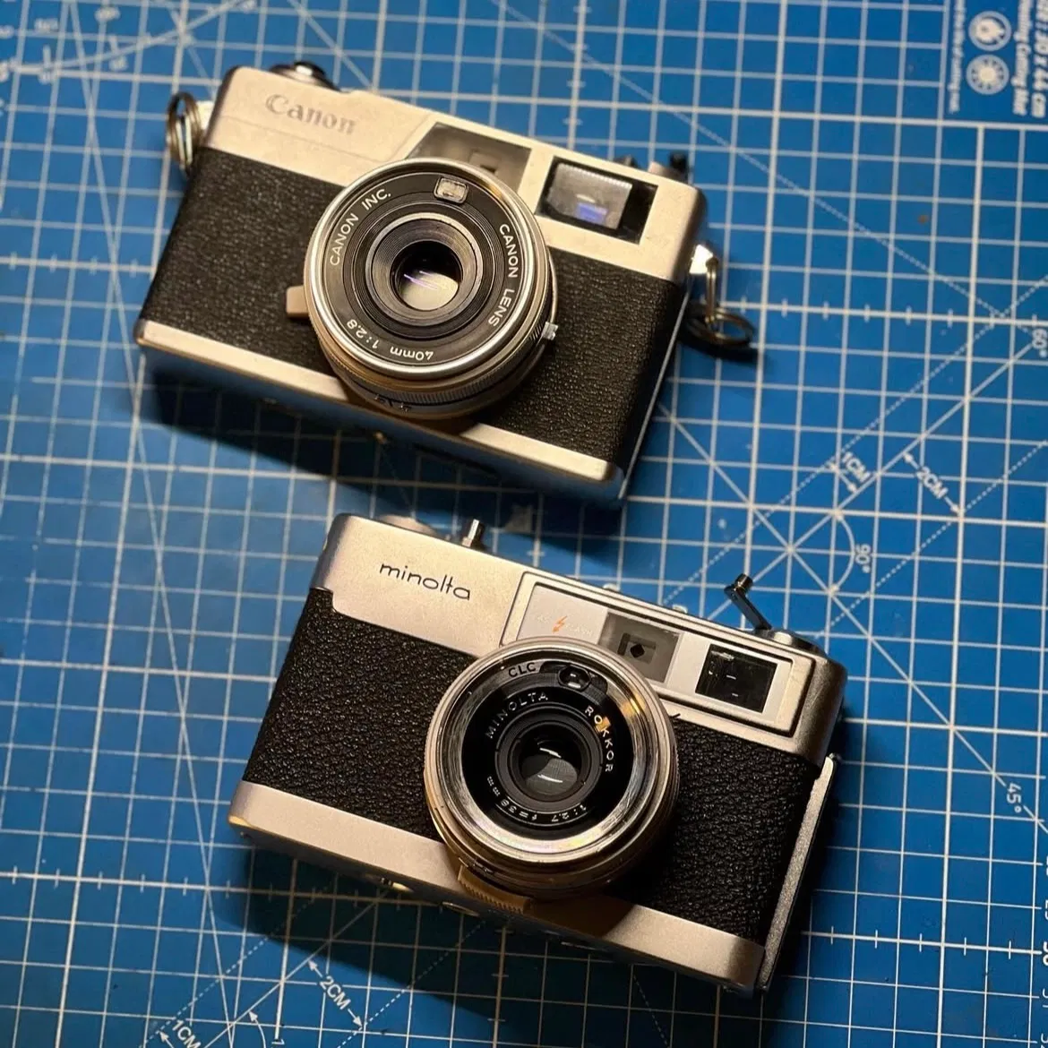 Découvrez notre service de rachat d’appareils photo argentiques. Nous proposons des offres compétitives et un processus simple pour vendre votre matériel photo.
Nous acceptons une large gamme d’appareils, incluant les appareils 35mm, moyen format, et les marques telles que Nikon, Canon, Leica, et plus encore.