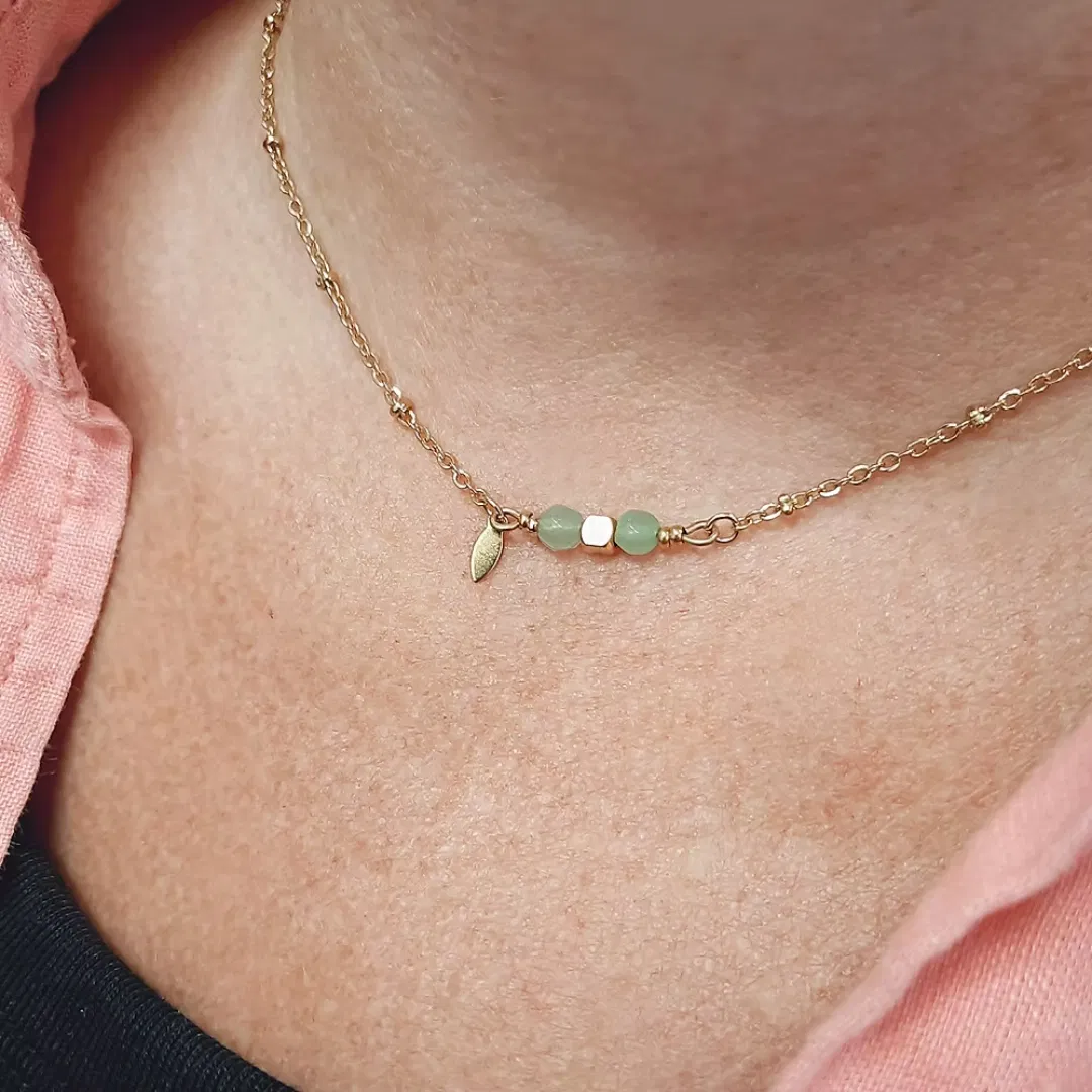 Fabriqué en acier inoxydable doré, ce collier court présente un duo de pierres fines Aventurine aux teintes douces et délicates. Nous utilisons des pierres rondes et facettées pour un éclat subtil.
Le collier de protection COMETE est décoré d'un pendentif Oeil, émaillé vert, qui symbolise la chance et protège contre le mauvais oeil .
La chaînette de réglage vous permet de l'ajuster à votre taille, il est entièrement fabriqué en France dans notre atelier boutique de l'est Parisien.