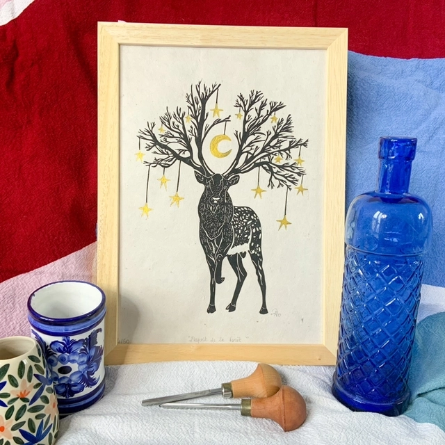 Linogravure "Lâesprit de la forĂȘt". Un grand cerf qui porte la nuit entre les rameaux de ses bois.
-Format A4
-Numérotée sur 50 (plusieurs coloris)
-Papier texturé Lokta 58gr/m2 fabriqué à la main au Népal
-Impression avec une encre Ă base dâhuile Ă©mulsionnĂ©e Ă lâeau
-SignĂ©e manuellement, titrĂ©e et numĂ©rotĂ©e sur lâavant
-Datée au dos
-Chaque estampe est unique, il peut y avoir des variations avec la photo : cela fait la beauté de cette technique.
--
Le cadre n'est pas fourni