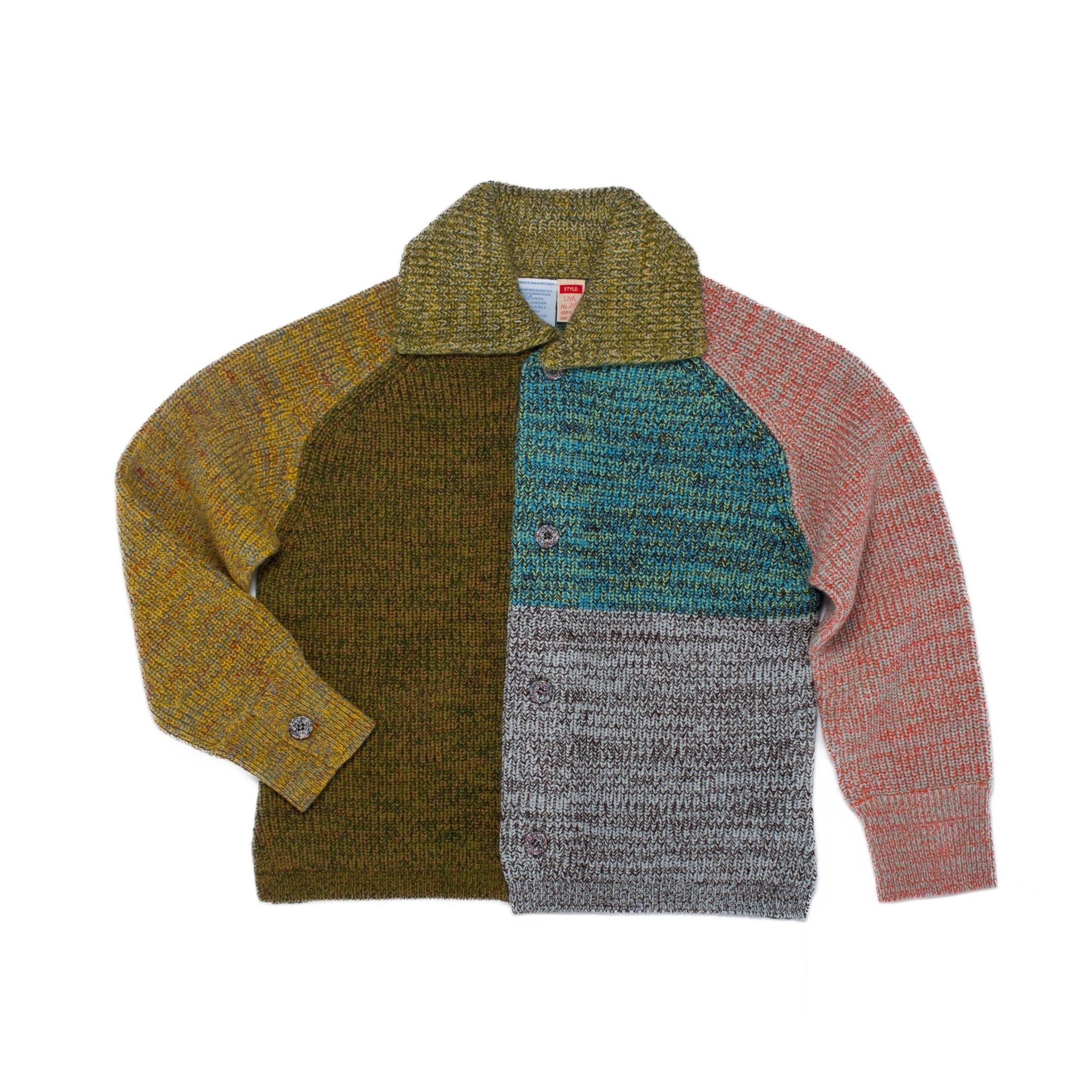 Veste/cardigan tricoté taille XS. UNA est un parfait mélange entre une veste et un cardigan, avec un col et des poignets boutonnés.
Elle présente des fentes sur les coutures latérales pour une coupe droite et structurée. Les boutons sont fabriqués à partir de plastique recyclé.
La couleur et le fil sont choisis par la roue de la fortune WYP, ce qui rend chaque pièce véritablement unique au monde.