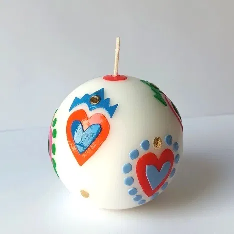 Fait main par Kiri Megan dans son atelier parisien, chaque bougie est unique.
La durée de combustion peut varier.
Matériaux et dimensions
Dimensions : 8x8cm
Mèche 100 % coton
Combustion sans résidu ni fumée
Sans parfum.