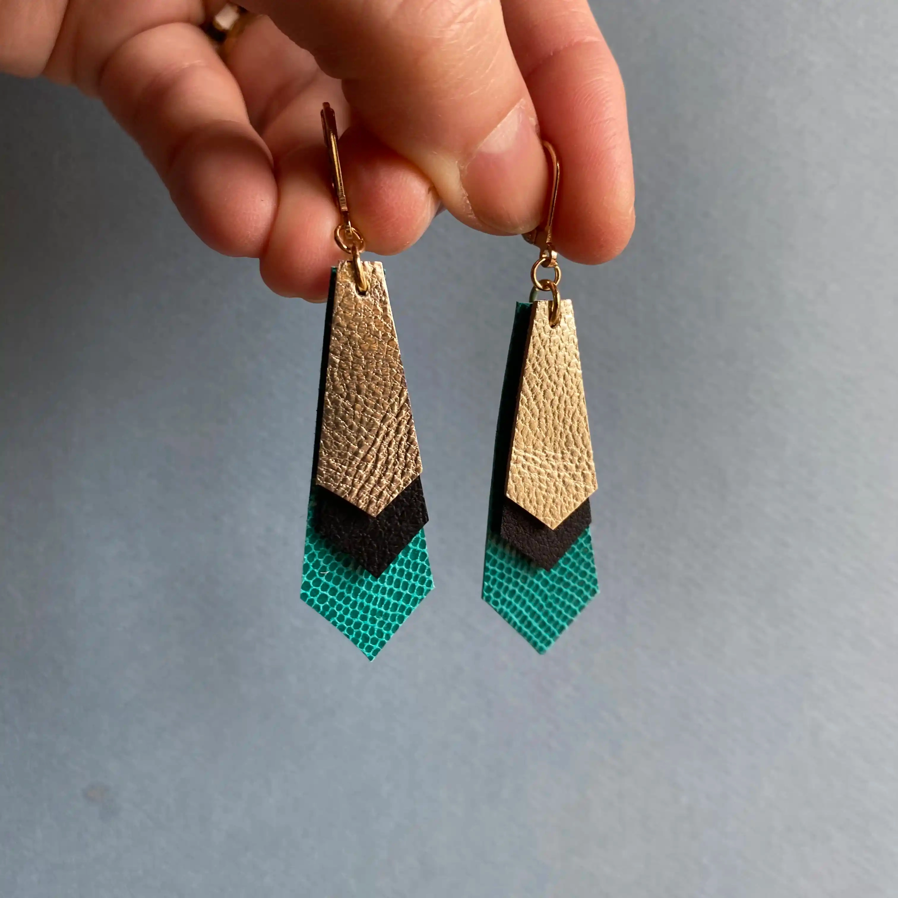 Boucles d'oreilles Cravate. Boucles d'oreilles pendantes en cuir et laiton