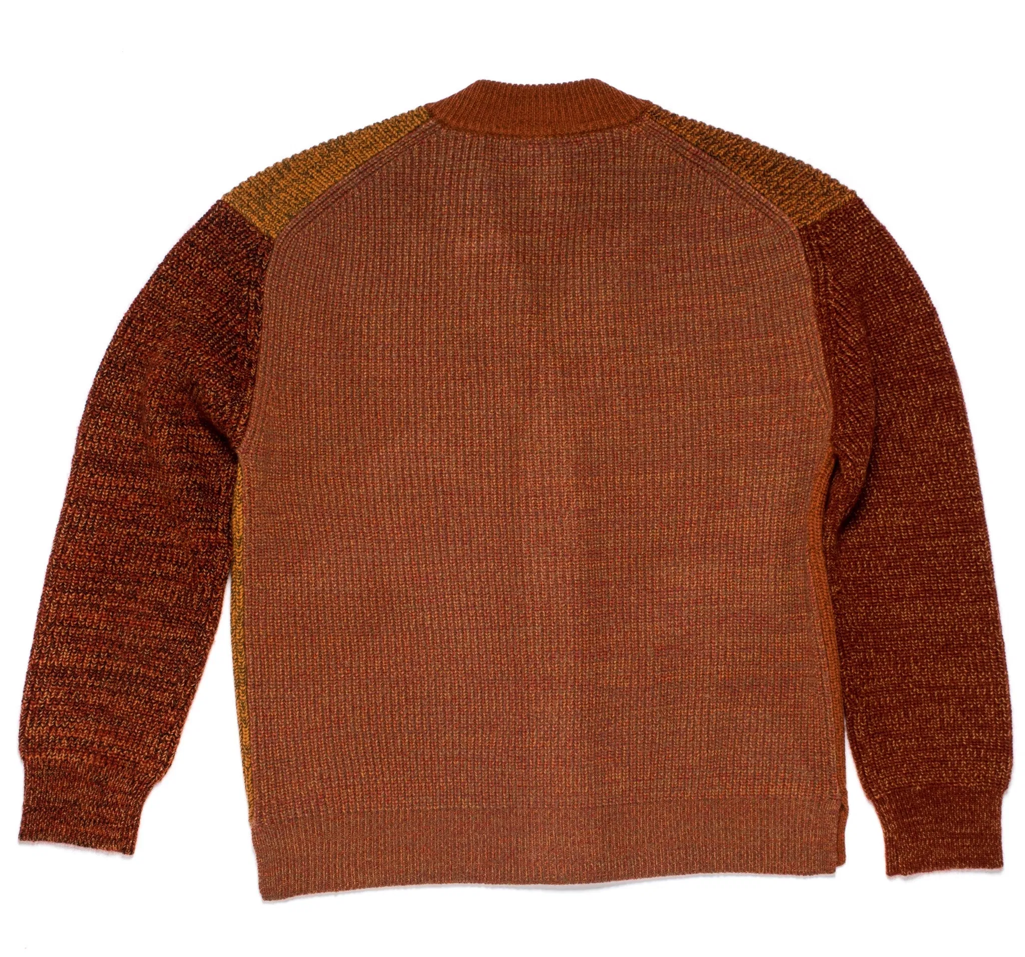 Cardigan tricoté taille S. PATTI est un cardigan à col en V avec une large patte de boutonnage façon patchwork.
Sa coupe droite et décontractée présente des épaules tombantes et des fentes sur les coutures latérales. Les boutons sont fabriqués à partir de plastique recyclé.
Le modèle est défini, mais les couleurs et le fil sont choisis par la roue de la fortune WYP, ce qui rend chaque pièce véritablement unique au monde.