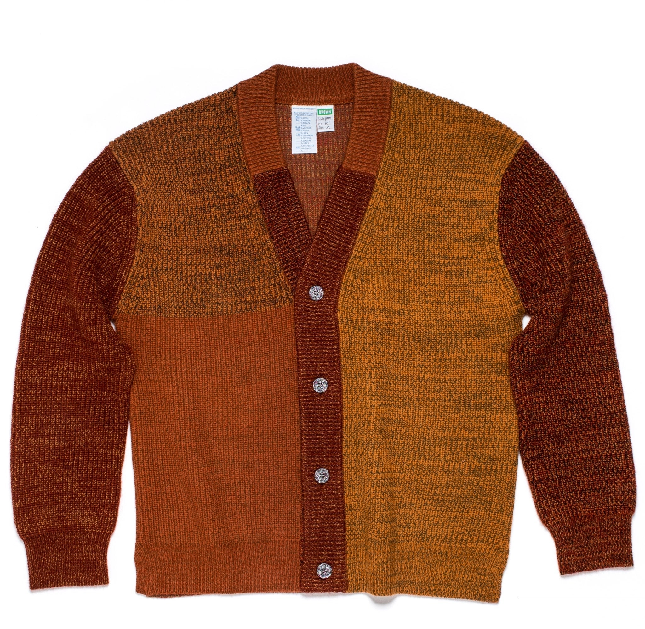 Cardigan tricoté taille S. PATTI est un cardigan à col en V avec une large patte de boutonnage façon patchwork.
Sa coupe droite et décontractée présente des épaules tombantes et des fentes sur les coutures latérales. Les boutons sont fabriqués à partir de plastique recyclé.
Le modèle est défini, mais les couleurs et le fil sont choisis par la roue de la fortune WYP, ce qui rend chaque pièce véritablement unique au monde.