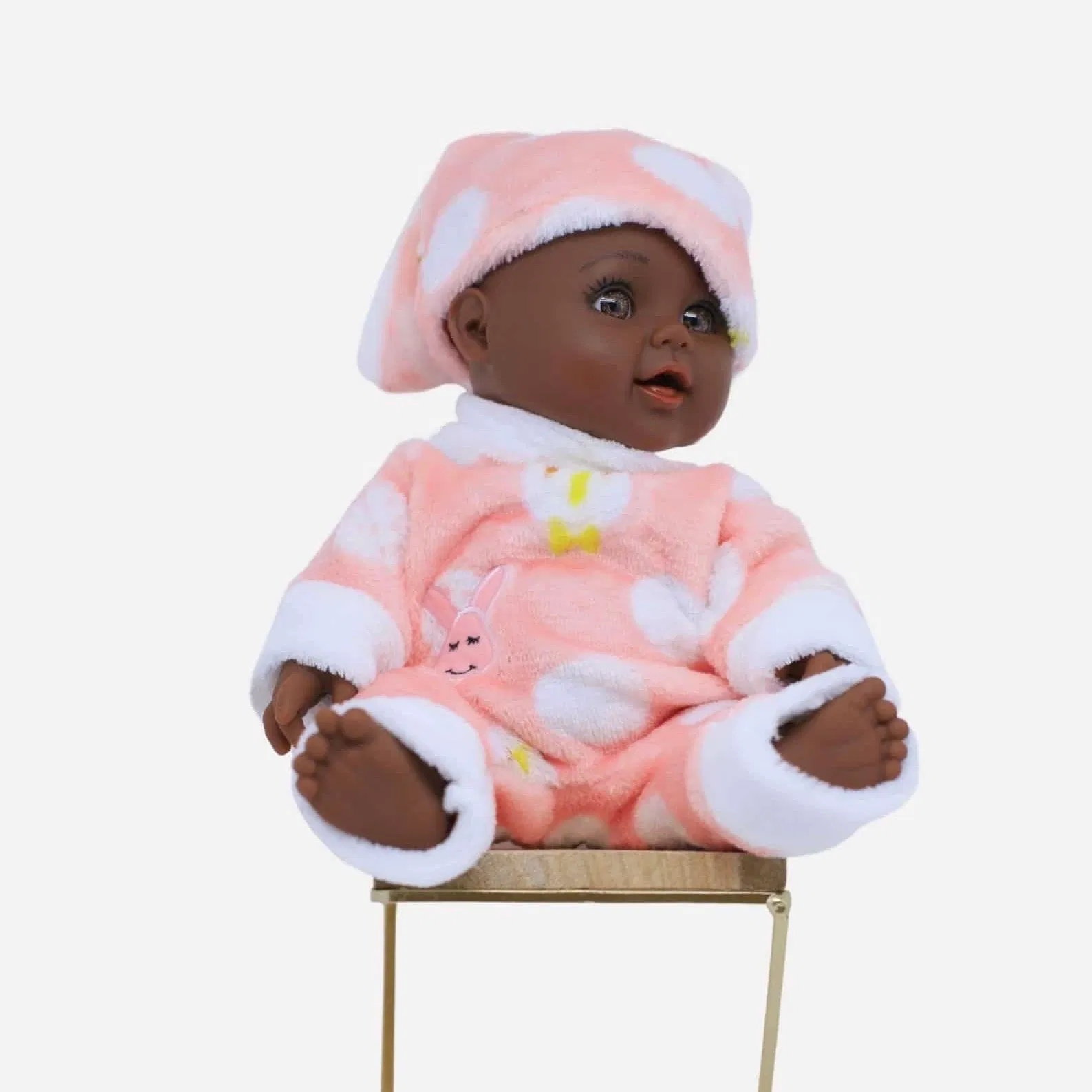 «Prince Damel» porte un bonnet et une combinaison en velours, d’où son originalité. Sa tenue avec ce tissu doux, reflette son côté calinoux. «Prince Damel» cherche des ami(e)s, pour changer régulièrement de tenue et jouer.