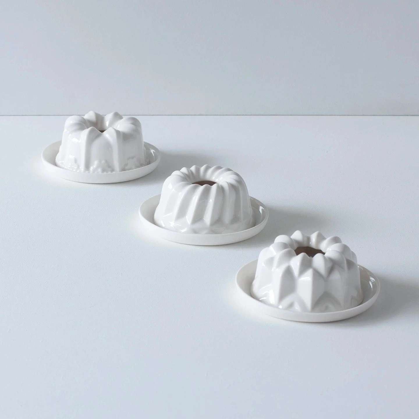 Photophores en porcelaine blanche émaillée, adorables à croquer !!
Le coffret comprend : 3 photophores de modèles différents, 3 soucoupes & 3 bougies chauffe-plat (s’utilisent également avec des chandelles).
Photophore : Hauteur : 3 cm / Diamètre : 6 cm. Coupelle : Hauteur : 1 cm / Diamètre : 8,2 cm. Coffret : 16,5 x 16,5 cm / Hauteur : 4 cm. Bougie chauffe-plat : Diamètre : 4 cm