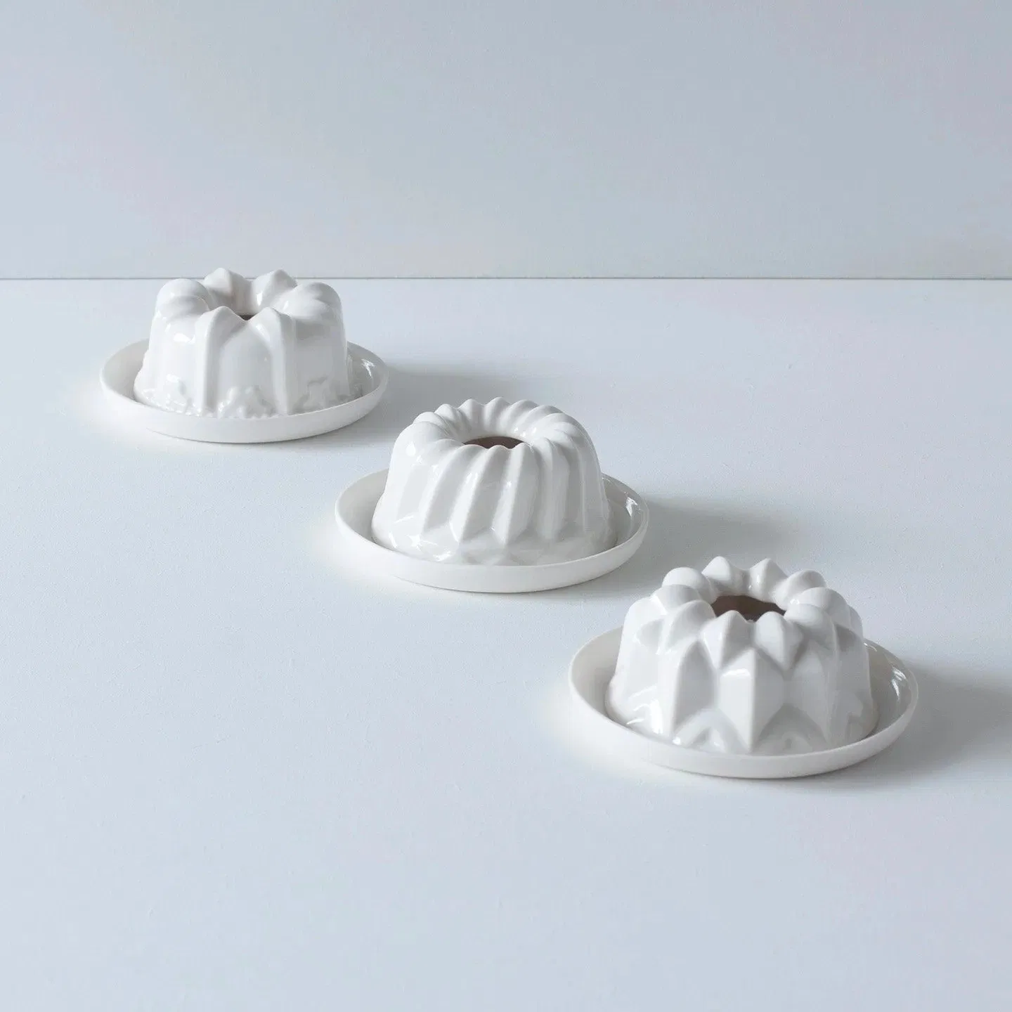 Photophores en porcelaine blanche émaillée, adorables à croquer !!
Le coffret comprend : 3 photophores de modèles différents, 3 soucoupes & 3 bougies chauffe-plat (s’utilisent également avec des chandelles).
Photophore : Hauteur : 3 cm / Diamètre : 6 cm. Coupelle : Hauteur : 1 cm / Diamètre : 8,2 cm. Coffret : 16,5 x 16,5 cm / Hauteur : 4 cm. Bougie chauffe-plat : Diamètre : 4 cm