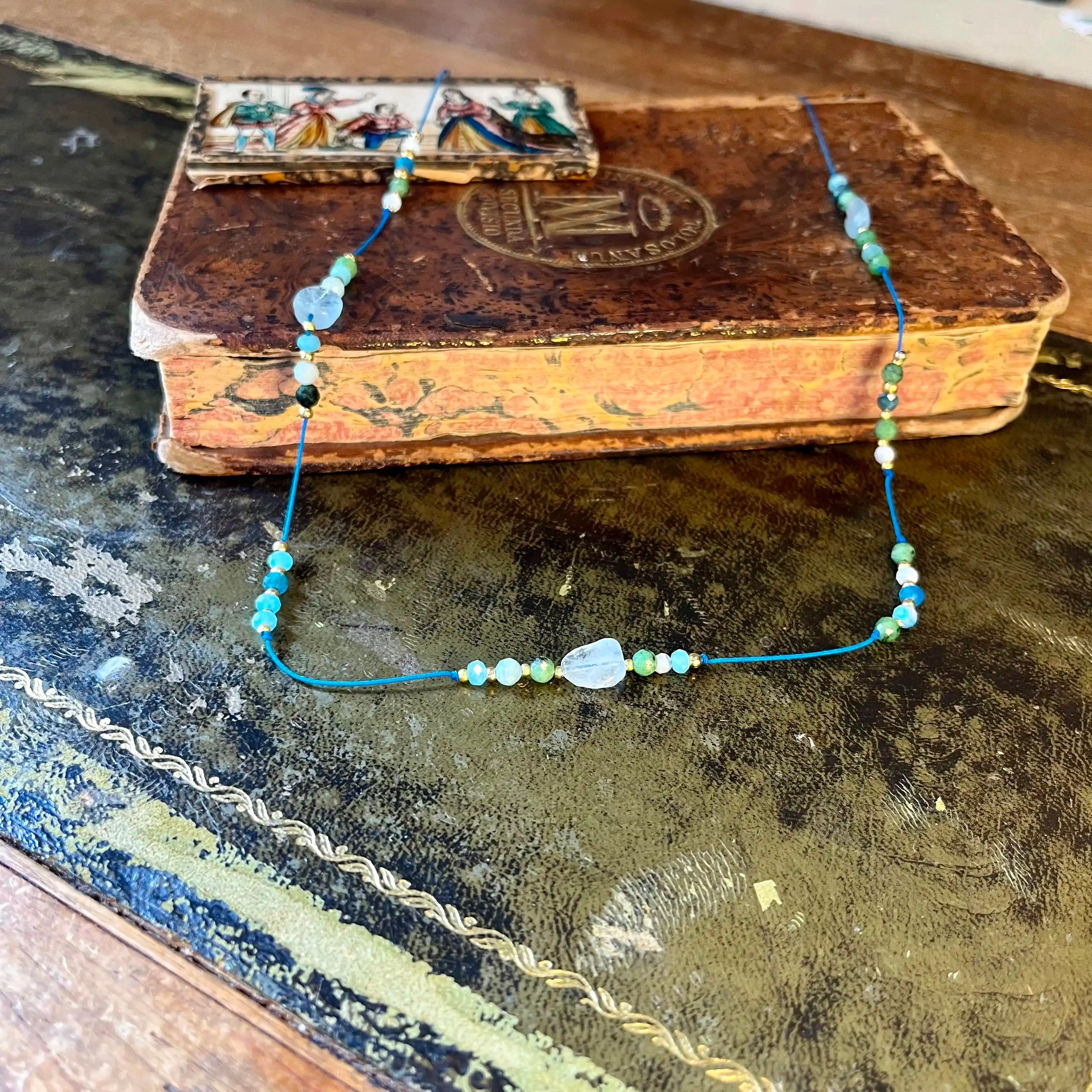 Collier fil de soie bleu