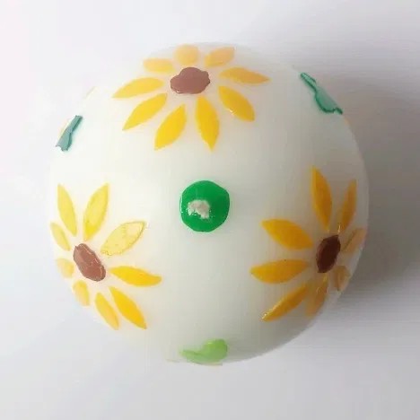 Fait main par Kiri Megan dans son atelier parisien, chaque bougie est unique.
La durée de combustion peut varier.
Matériaux et dimensions
Dimensions : 8x8cm
Mèche 100 % coton
Combustion sans résidu ni fumée
Sans parfum.