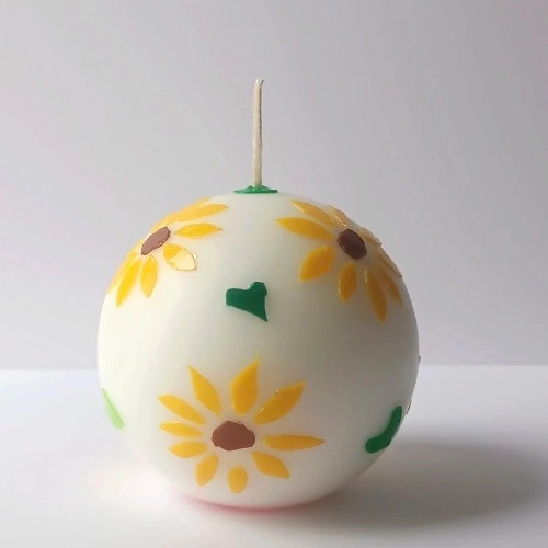 Fait main par Kiri Megan dans son atelier parisien, chaque bougie est unique.
La durée de combustion peut varier.
Matériaux et dimensions
Dimensions : 8x8cm
Mèche 100 % coton
Combustion sans résidu ni fumée
Sans parfum.