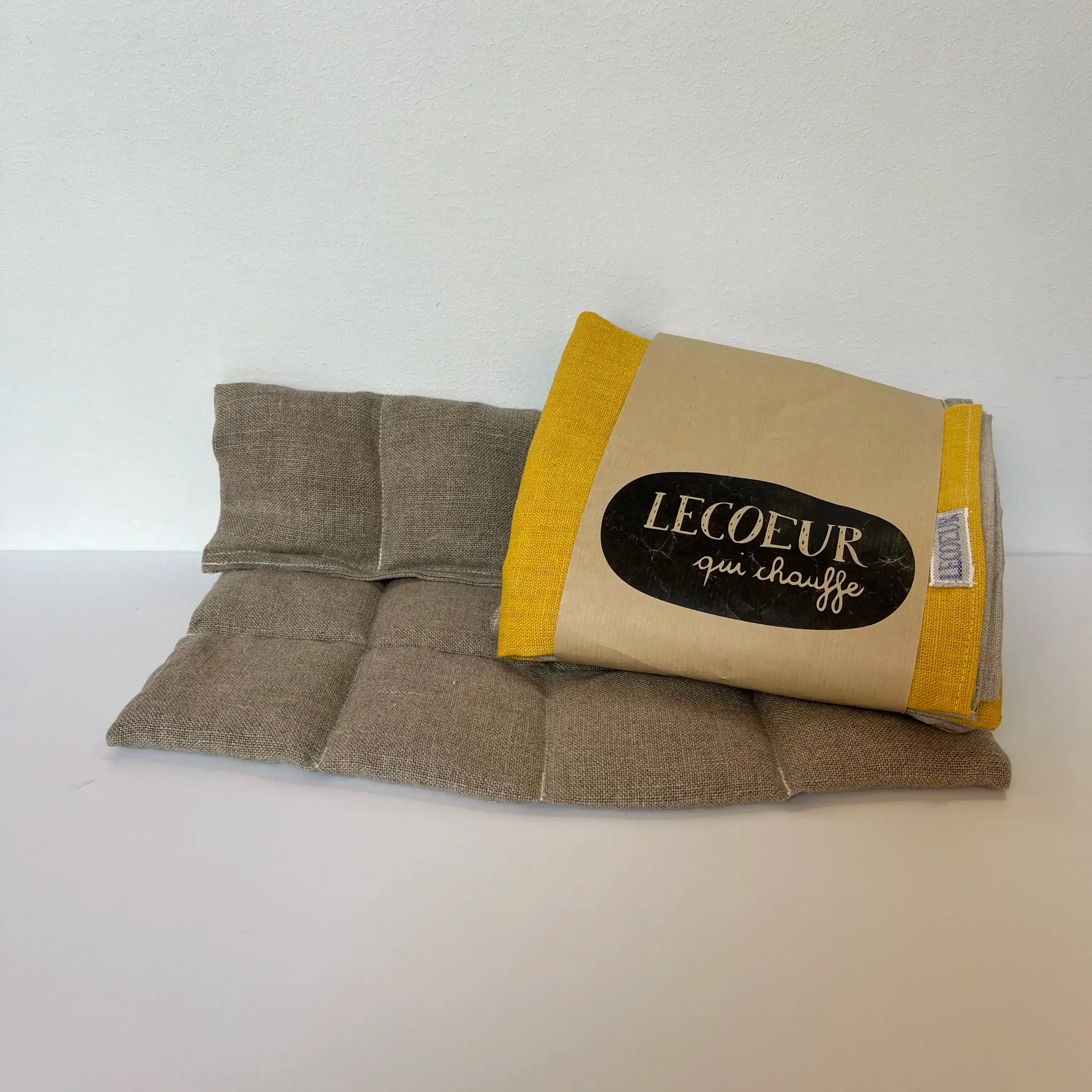 Grande bouillotte /compresse en lin, garnie de 1kg de graines de lin, vendue avec sa housse, chaude ou froide, elle permet de soulager et de se détendre. Modèle conçu avec un kinésithérapeute
