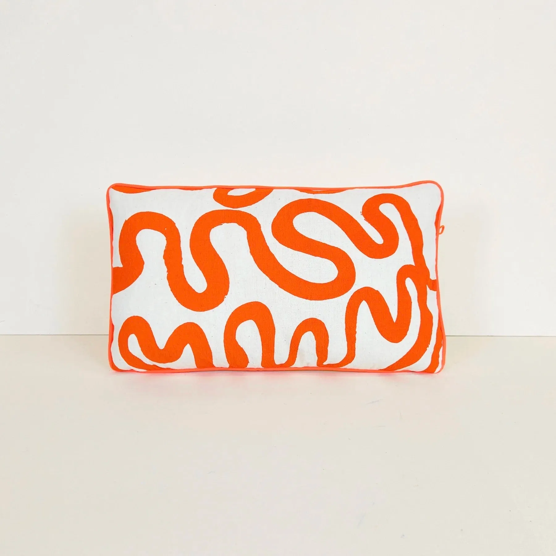 Chaque coussin est une pièce unique confectionnée à la main dans notre atelier-boutique Parisien.
Nous imprimons au cadre tous nos tissus avec la technique de la sérigraphie. Les tissus que nous utilisons sont des textiles anciens appelés « métis » et sont des draps épais faits de lin et coton. L’idée de faire du nouveau avec de l’ancien fait partie des piliers de M3TISS.
Après l’impression, place à la couture, réalisée aussi par nos soins.
Le recto-verso offre une variété de couleurs et de motifs, vous laissant la possibilité de créer des combinaisons personnalisées.
Tissu ancien appelé "métis" en coton et/ou lin. 30 x 50 cm.