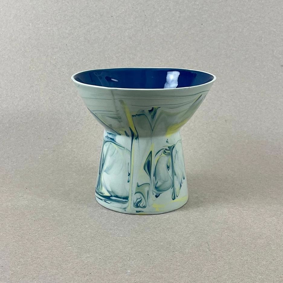 Diam haut : 14,5 cm, Diam int. : 6 cm Hauteur : 12,5. Couleurs : bleu canard jaune et vert chartreuse, intérieur bleu canard monochrome Un beau vase de taille moyenne pour mettre en valeur vos plantes, pots ou bouquets à l'arrivée des beaux jours. Nos objets sont obtenus par coulage, un à un, à la main. Ils présentent chacun des particularités qui attestent de leur aspect artisanal. Nous proposons des pièces à caractère unique, ou en petite série. C'est pourquoi le stock est limité.