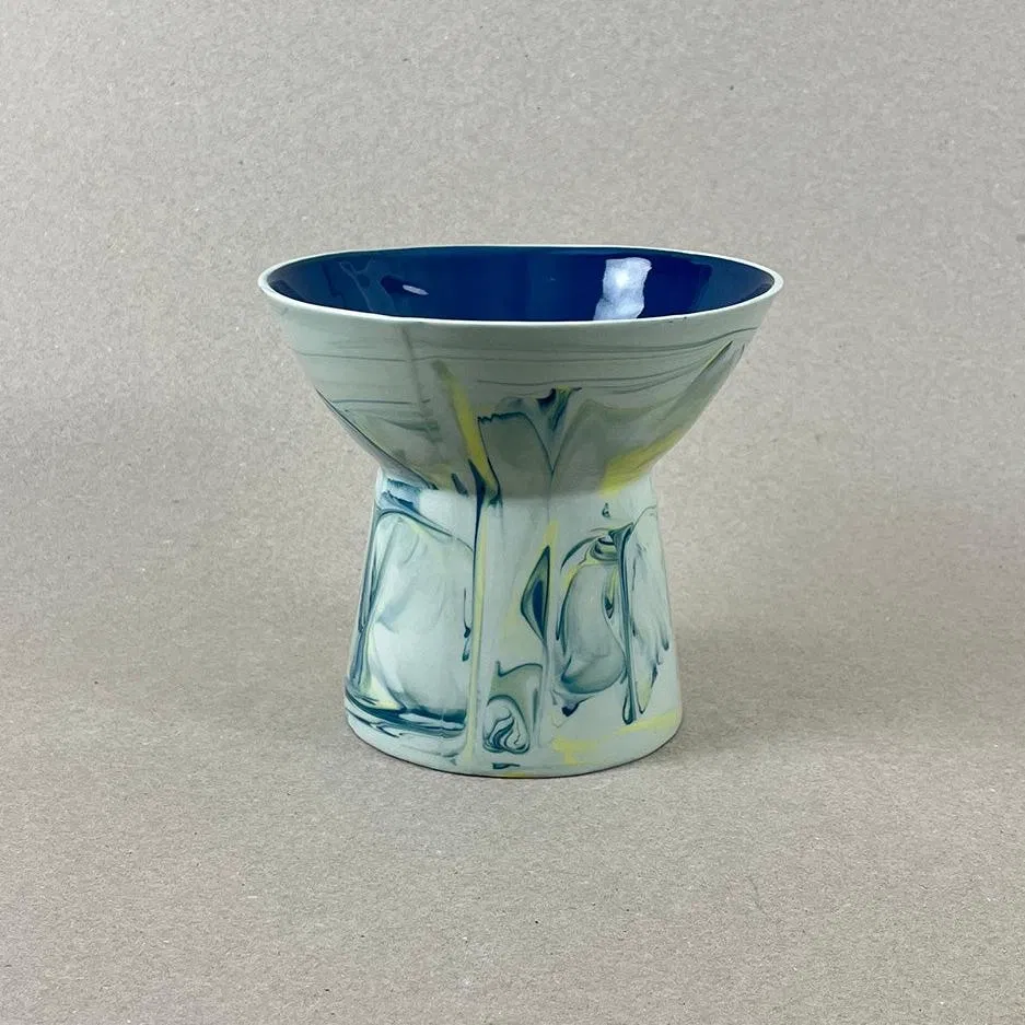 Diam haut : 14,5 cm, Diam int. : 6 cm Hauteur : 12,5. Couleurs : bleu canard jaune et vert chartreuse, intérieur bleu canard monochrome Un beau vase de taille moyenne pour mettre en valeur vos plantes, pots ou bouquets à l'arrivée des beaux jours. Nos objets sont obtenus par coulage, un à un, à la main. Ils présentent chacun des particularités qui attestent de leur aspect artisanal. Nous proposons des pièces à caractère unique, ou en petite série. C'est pourquoi le stock est limité.