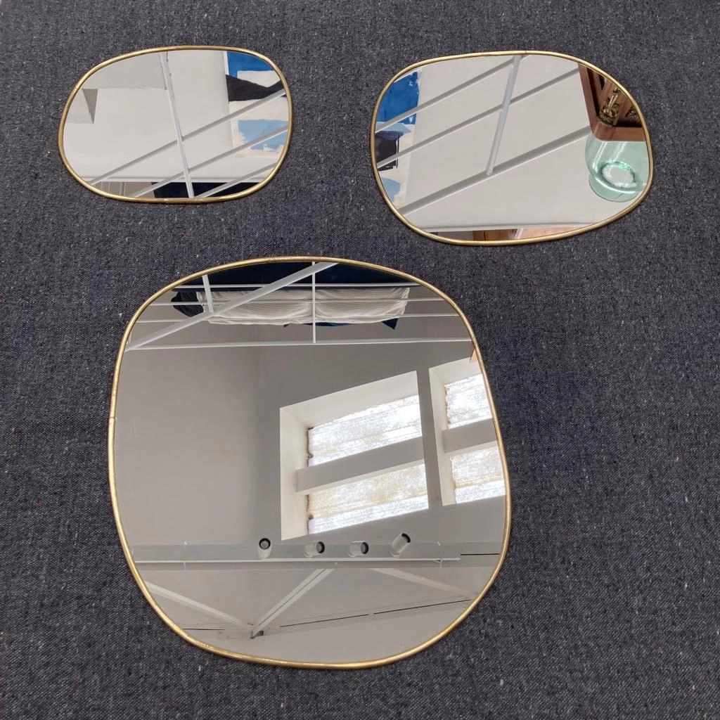 Miroirs en laiton.
Matière : Laiton
Couleur : Doré
Tailles :
Petit : D.38cm
Moyen : D.48cm
Grand : D.58cm