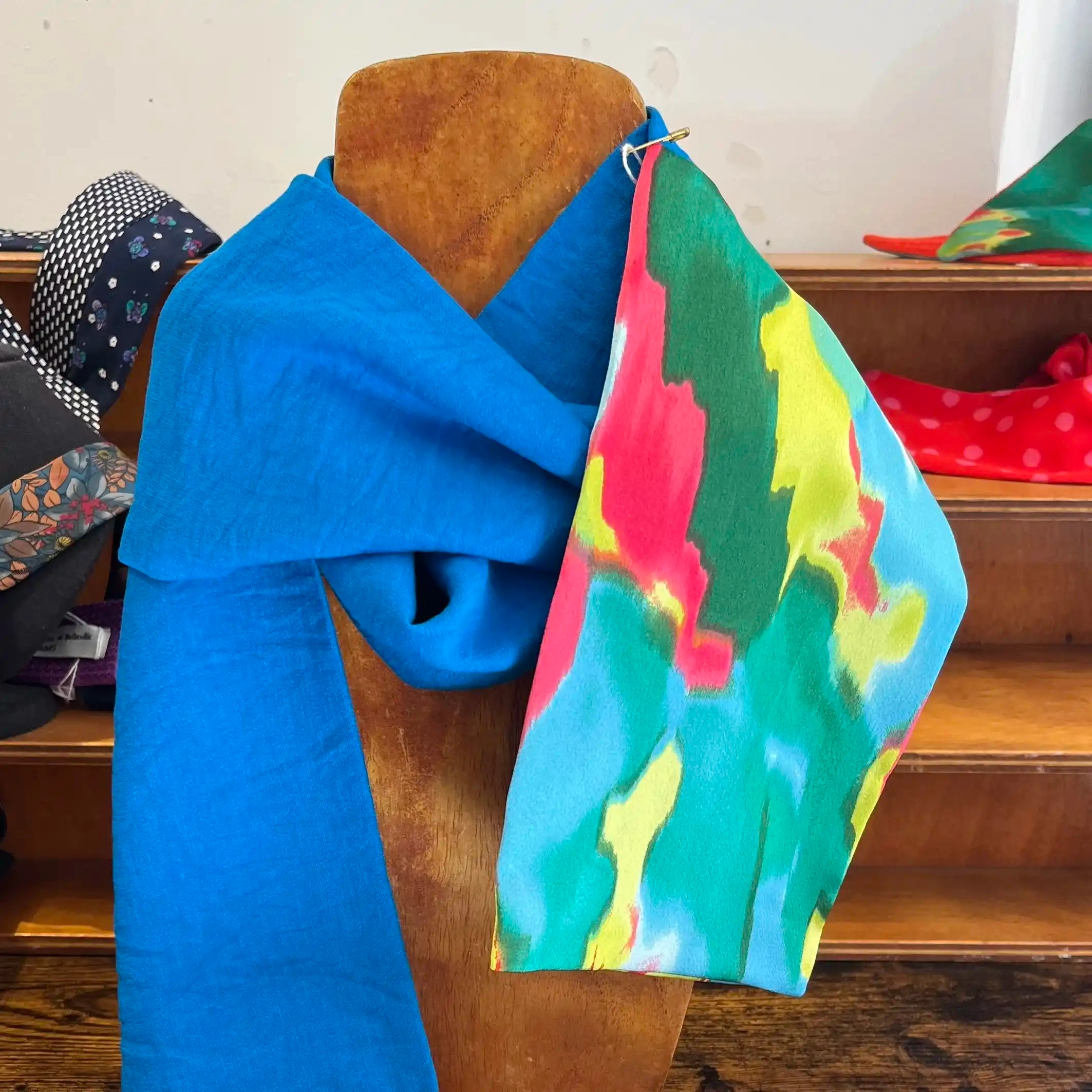 Tour de cou, étole versatile peut également être utilisée comme ceinture ou accessoire pour les cheveux