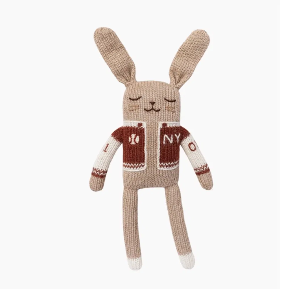 Doudou lapin en laine est réalisé en laine 100% baby alpaga, une fibre naturellement hypoallergénique et antibactérienne. Tricotée et brodée à la main en Bolivie dans un atelier commerce équitable