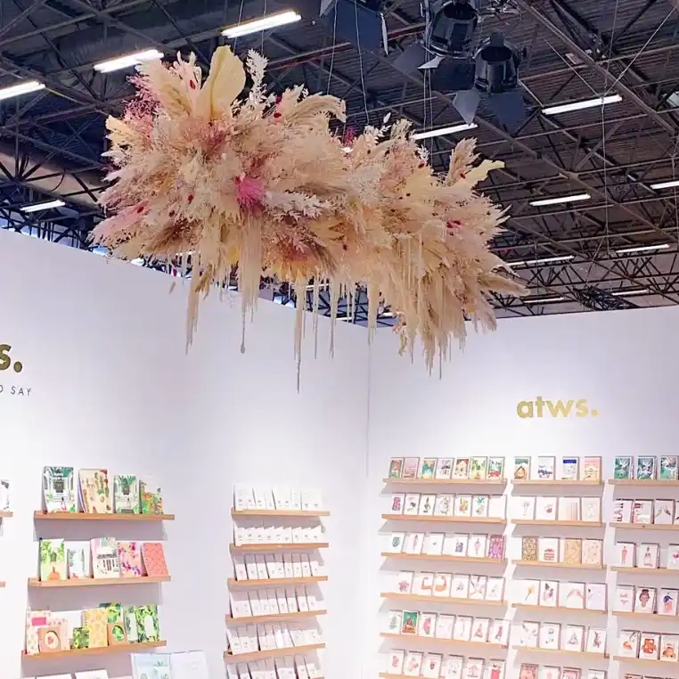 Un événement à célébrer ou un lancement à partager ?
Je propose une scénographie florale unique et durable qui s'inspire de votre identité d'entreprise, ainsi que des cadeaux fleuris pour vos clients et /ou collaborateurs.