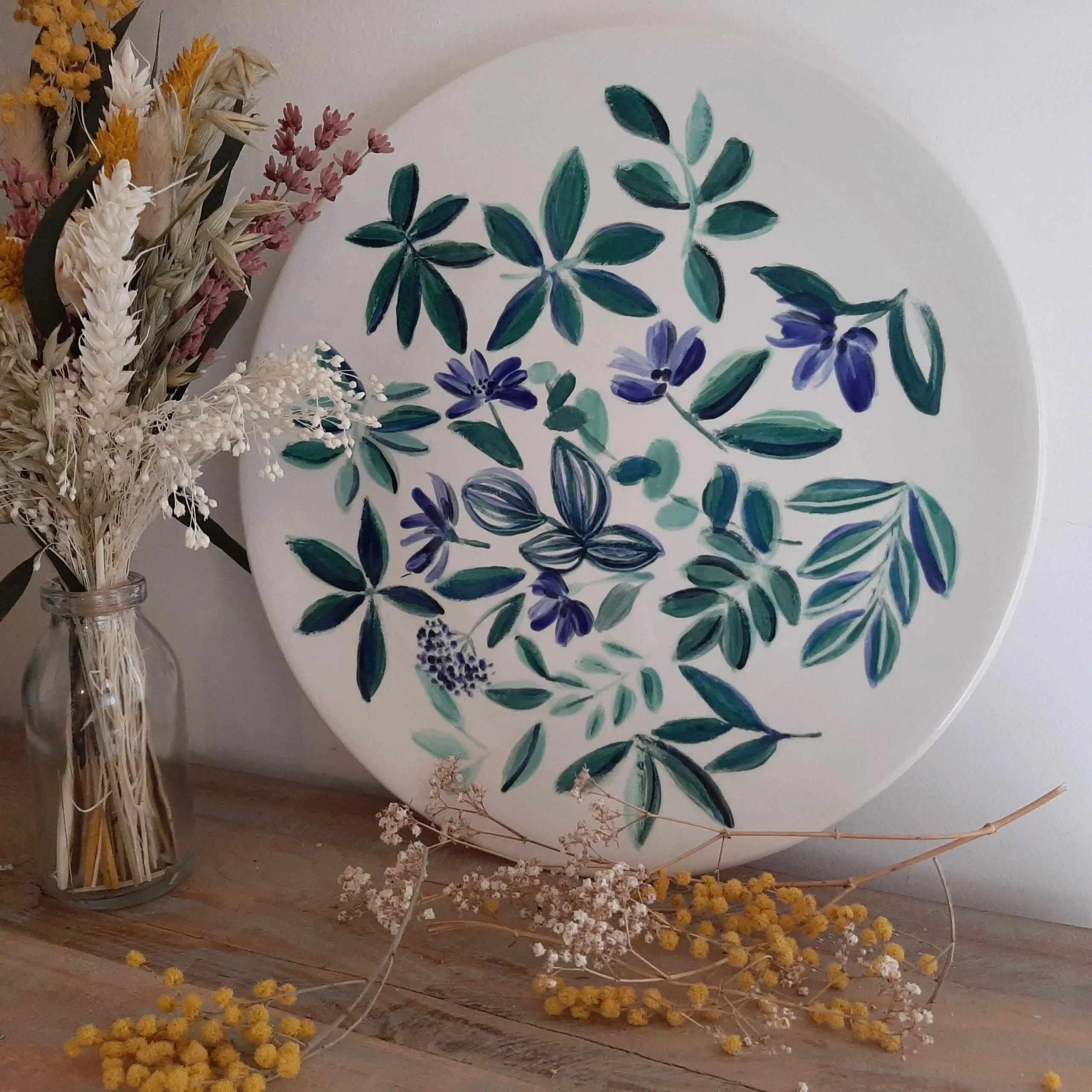 Assiette unique et originale en céramique, inspirée de la nature, des feuillages et de mes dessins à l’encre aquarelle autour du végétal. Le format de cette assiette est de 25 cm de diamètre.