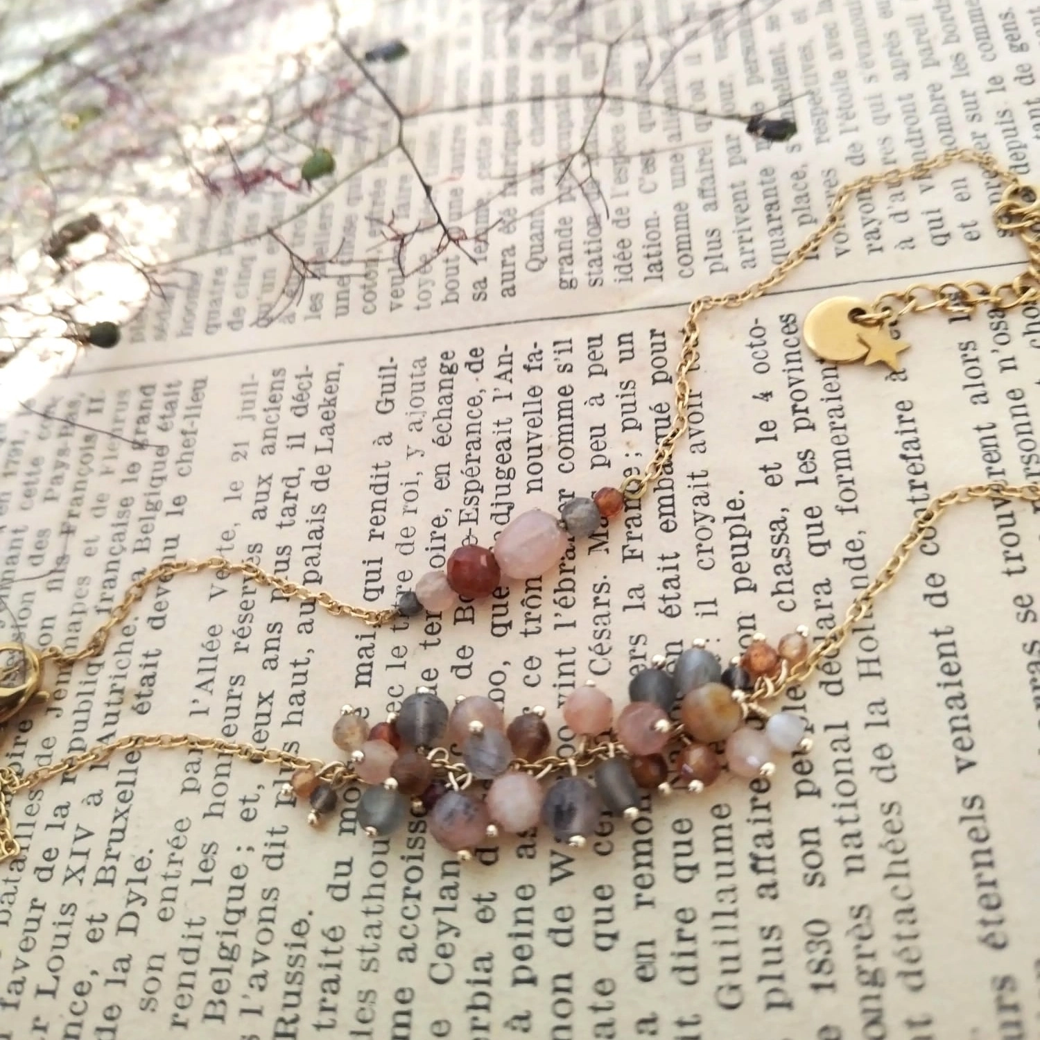 Bracelets en pierres du soleil, quartz gris et cornalines