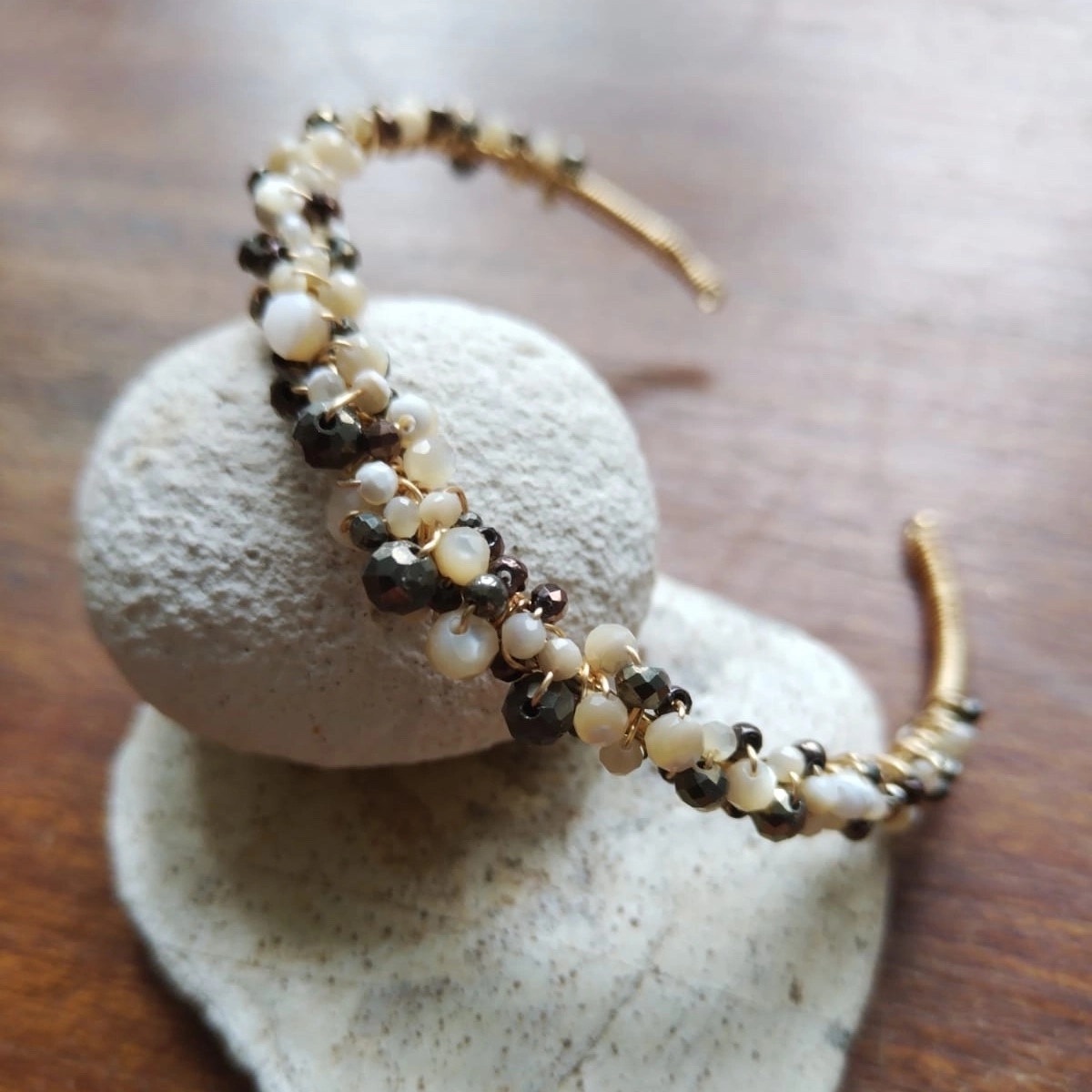 Jonc en acier inoxydable, tissage de nacres et pyrites