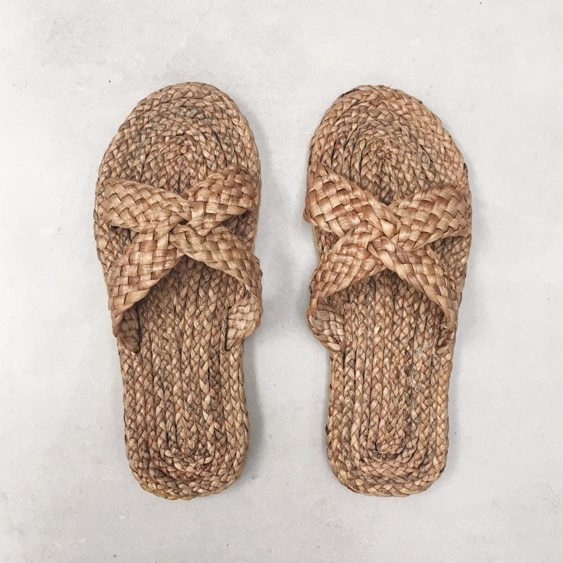 Ces sandales en jacinthe d’eau tressée sont réalisées main et peuvent s’utiliser en intérieur comme en extérieur.
Matière : Jacinthe d’eau
Couleur : Naturel
Tailles :
M : 37/38
L : 38/39