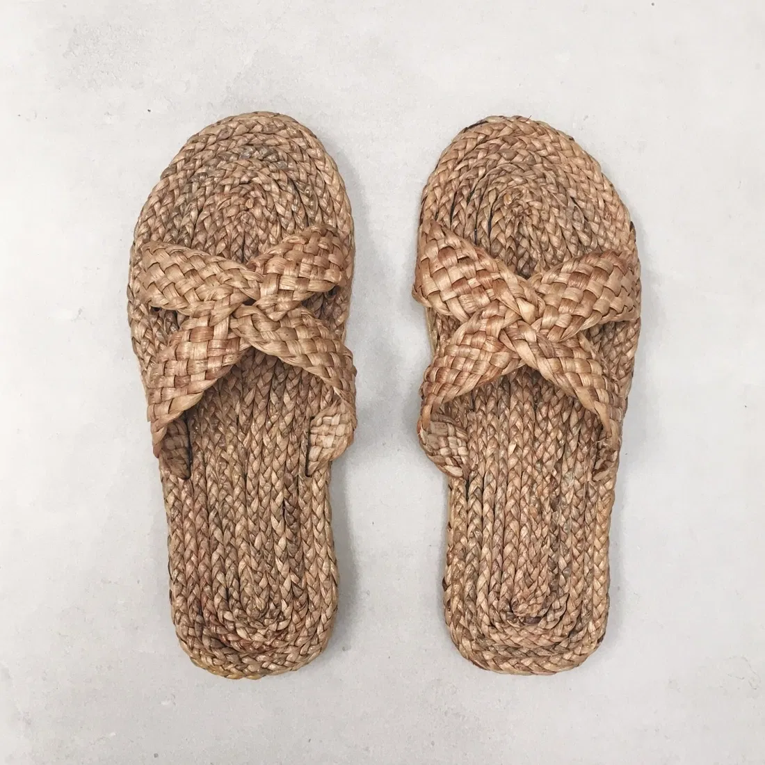 Ces sandales en jacinthe d’eau tressée sont réalisées main et peuvent s’utiliser en intérieur comme en extérieur.
Matière : Jacinthe d’eau
Couleur : Naturel
Tailles :
M : 37/38
L : 38/39