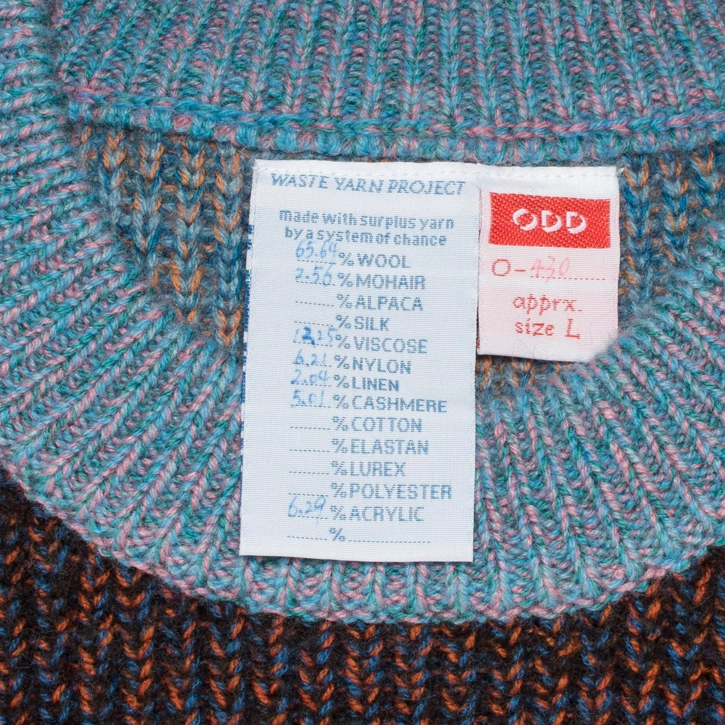 Pull tricoté taille L. ODD est notre pull ras-du-cou classique, parfaitement imparfait.
Sa coupe droite et décontractée est complétée par des épaules tombantes.
Le modèle est défini, mais les couleurs et le fil sont choisis par la roue de la fortune WYP.
Ainsi, chaque pièce est vraiment unique au monde !