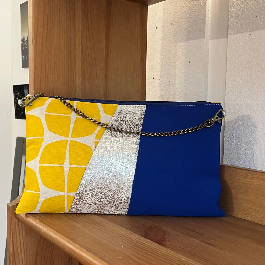 Pochette avec une chaîne en tissus japonais