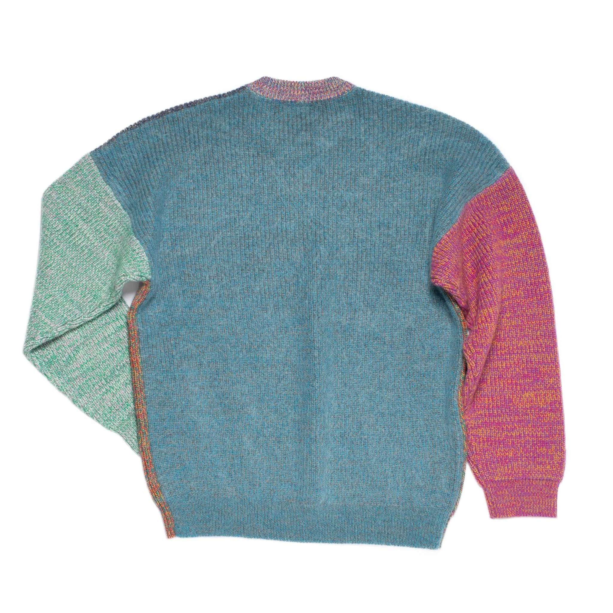 Pull tricoté taille M. ODD est notre pull ras-du-cou classique, parfaitement imparfait.
Sa coupe droite et décontractée est complétée par des épaules tombantes.
Le modèle est défini, mais les couleurs et le fil sont choisis par la roue de la fortune WYP.
Ainsi, chaque pièce est vraiment unique au monde !