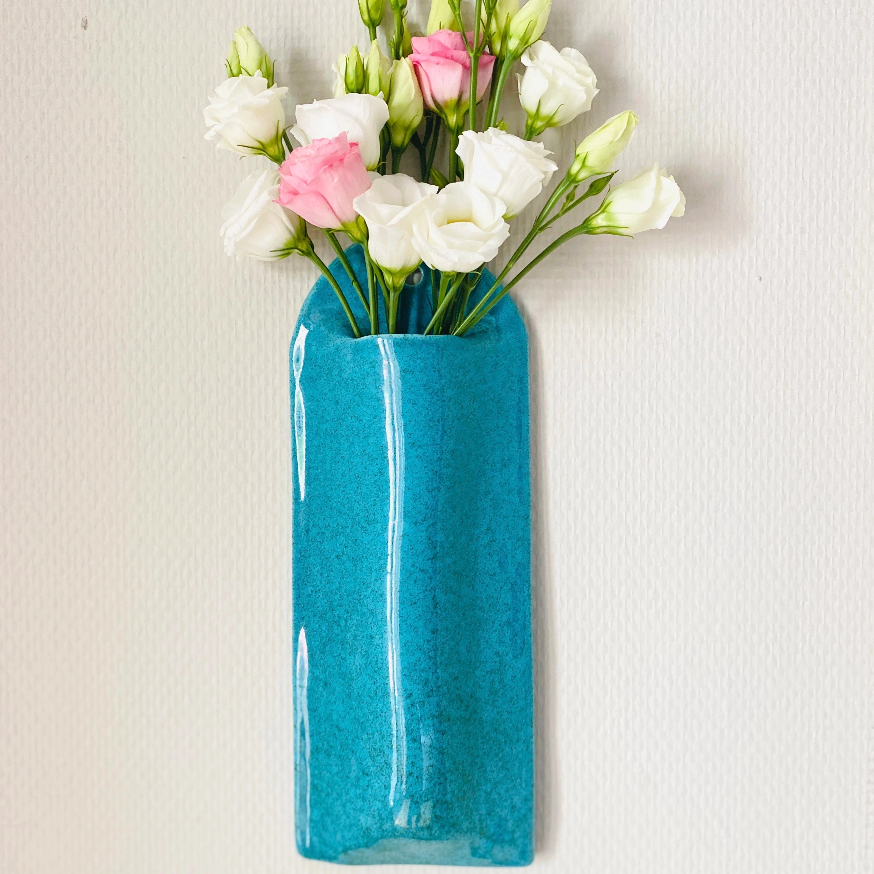 Long Vase mural en faience, fabriqué à la main à Paris. Émaille bleu turquoise. Environ 28x11x4 cm. Dispo sur commande dans la couleur de votre choix. CAP Céramique Artisanale Parisienne.