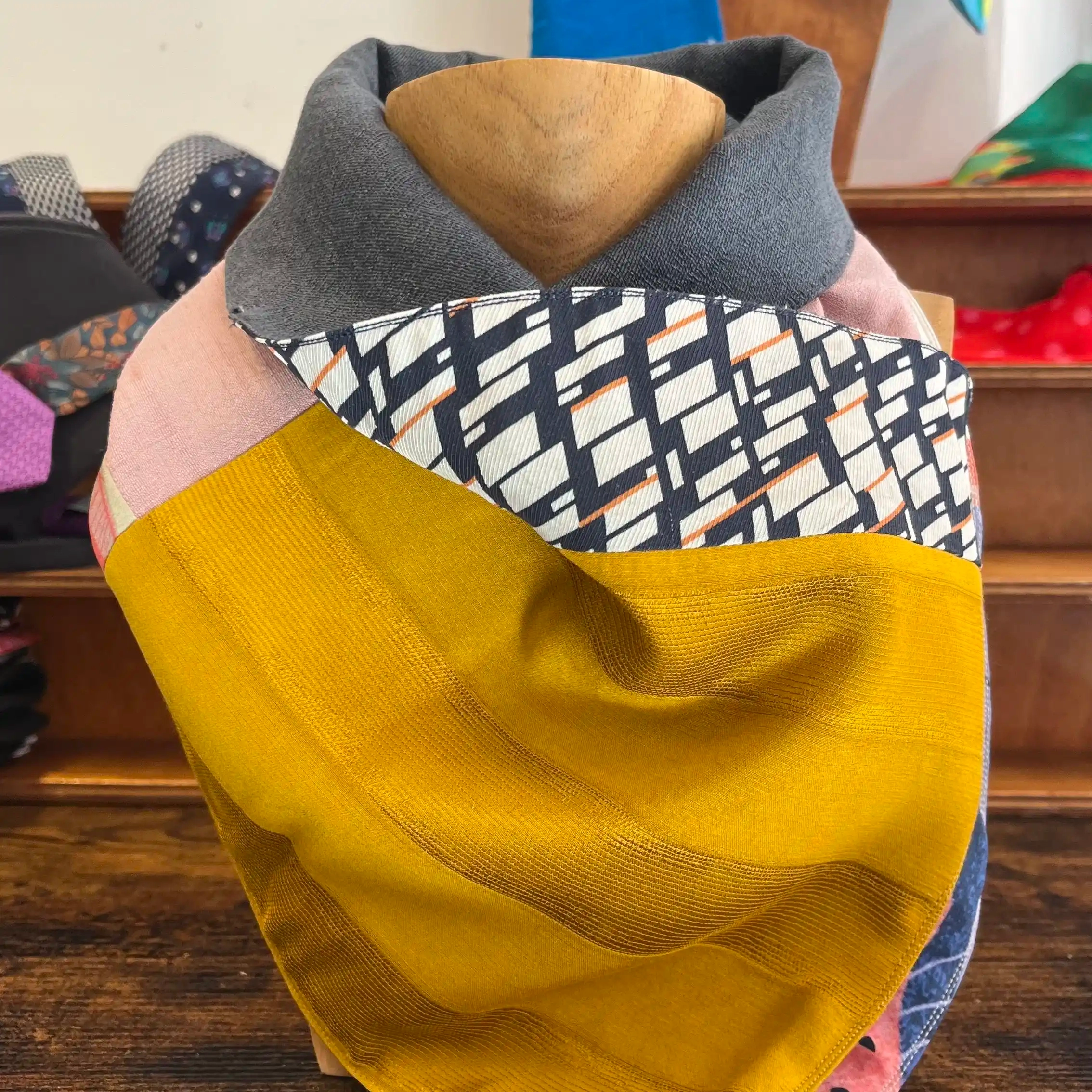 Col qui se croise sur la poitrine, conçu pour l'automne et l'hiver, avec des découpes ajoutées comme un patchwork