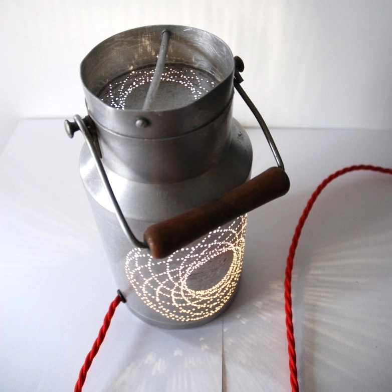 Lampe Mandala. Pot à lait à motifs en forme de mandalas en miroir sur chaque face.
Photophore pour une lumière d'ambiance. En ôtant le couvercle, vous obtiendrez en plus un éclairage direct sur votre plafond.