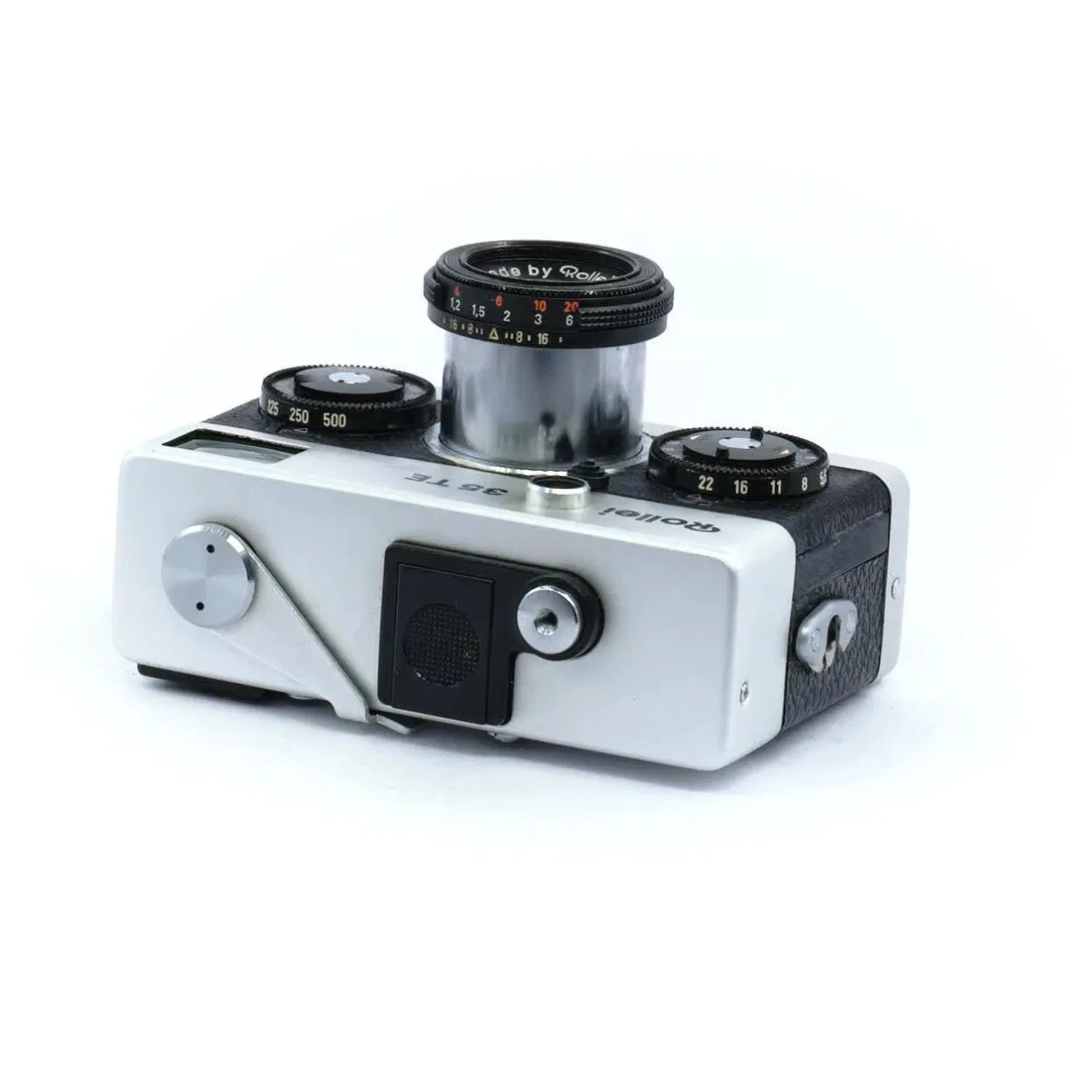 Le Rollei 35 TE, lancé en 1976, représente l’excellence de la photographie argentique compacte. Cet appareil de poche, connu pour sa petite taille et sa qualité de construction sans compromis, attire les photographes à la recherche d’un équipement capable de combiner discrétion et haute performance. Doté de l’objectif Tessar 40mm f/3.5, le Rollei 35 TE est admiré pour la netteté et le contraste de ses images, offrant une qualité exceptionnelle dans un format compact. Parfait pour les amoureux de l’esthétique vintage, cet appareil photo est une invitation à explorer le monde de la photographie argentique avec style et personnalité.