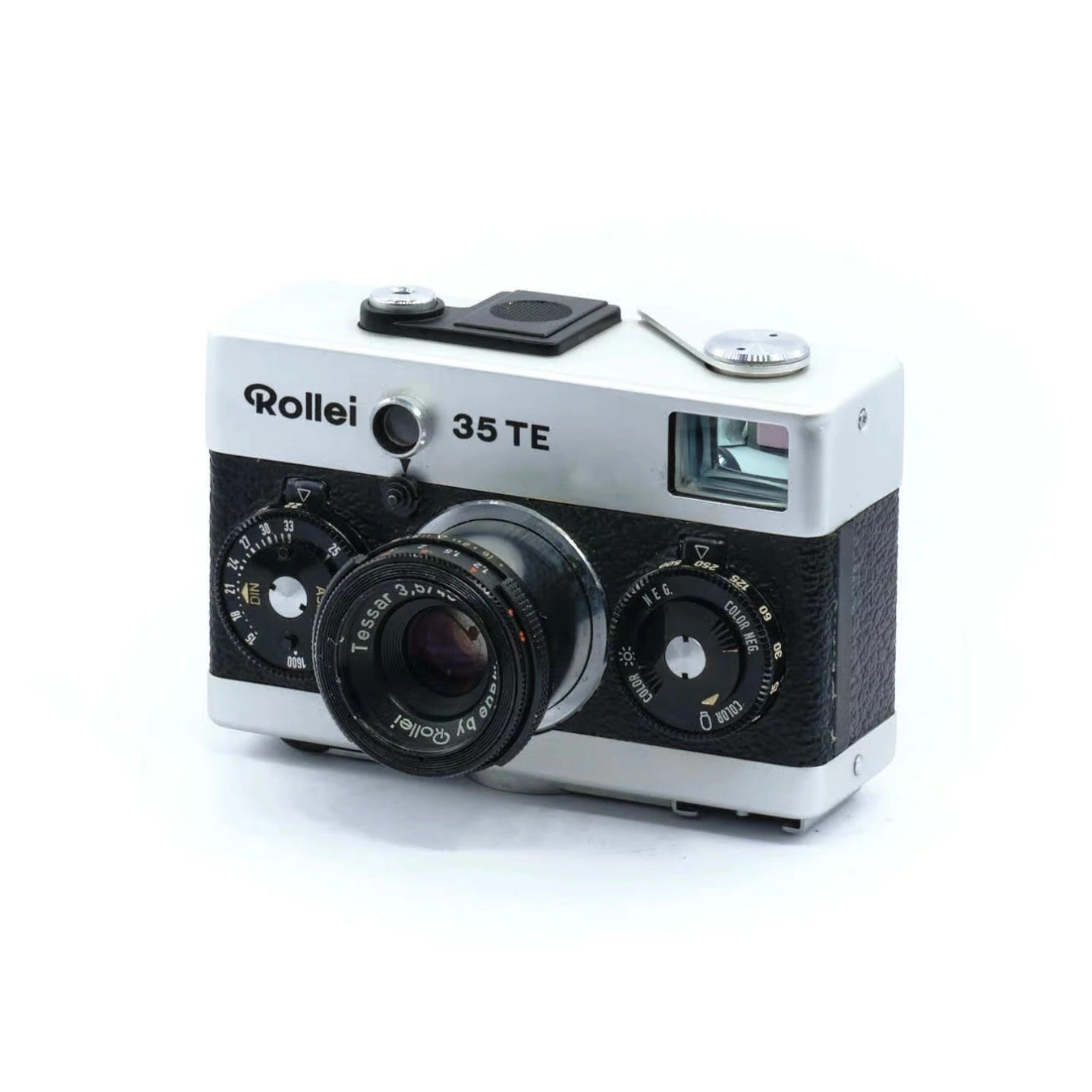 Le Rollei 35 TE, lancé en 1976, représente l’excellence de la photographie argentique compacte. Cet appareil de poche, connu pour sa petite taille et sa qualité de construction sans compromis, attire les photographes à la recherche d’un équipement capable de combiner discrétion et haute performance. Doté de l’objectif Tessar 40mm f/3.5, le Rollei 35 TE est admiré pour la netteté et le contraste de ses images, offrant une qualité exceptionnelle dans un format compact. Parfait pour les amoureux de l’esthétique vintage, cet appareil photo est une invitation à explorer le monde de la photographie argentique avec style et personnalité.