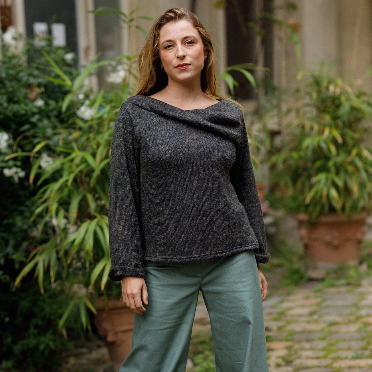 Le Pull Madlaina long, coupé droit avec son joli drapé autour du coup