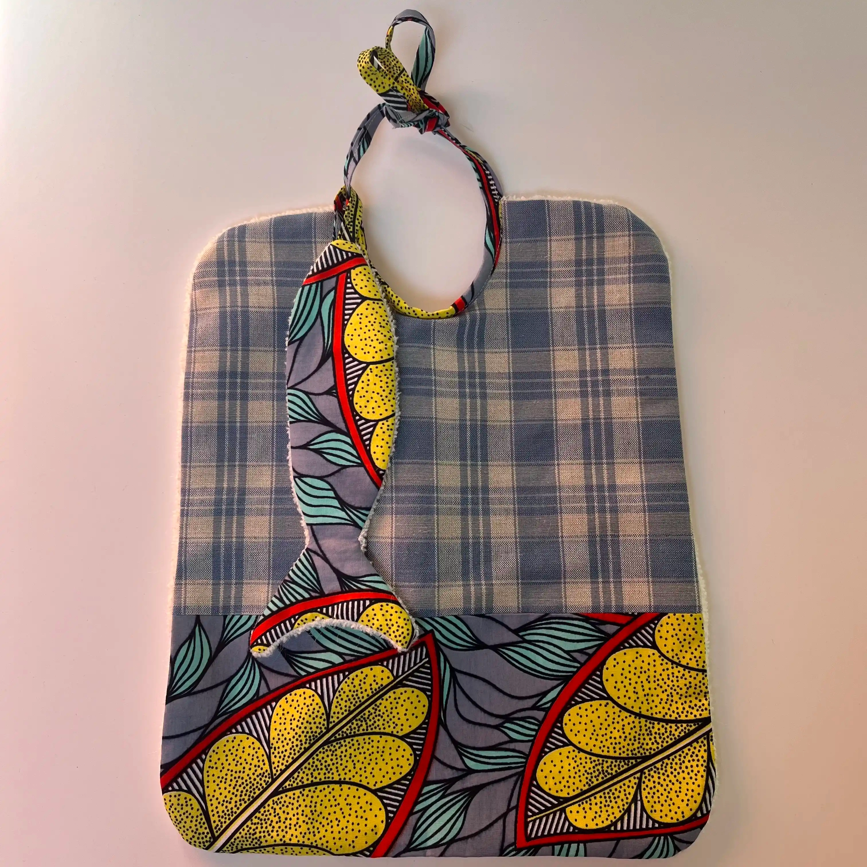 Bavoir en lin et wax avec sa lingette poisson